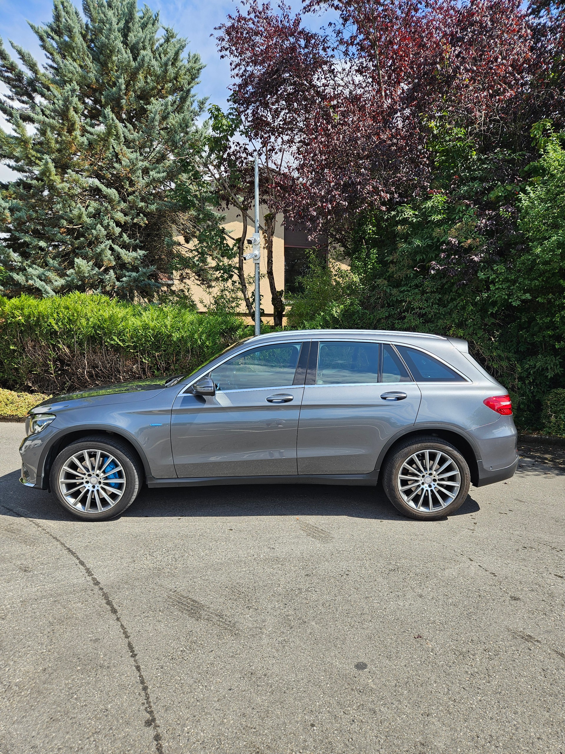 MERCEDES-BENZ GLC 350 e AMG Line 4Matic 7G-Tronic-image-4