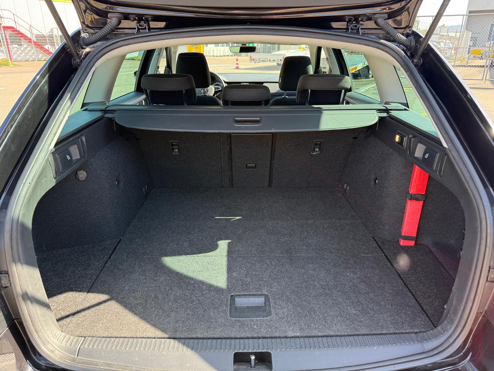 SKODA Octavia Combi 2.0 TSI Clever DSG All-Black-image-8