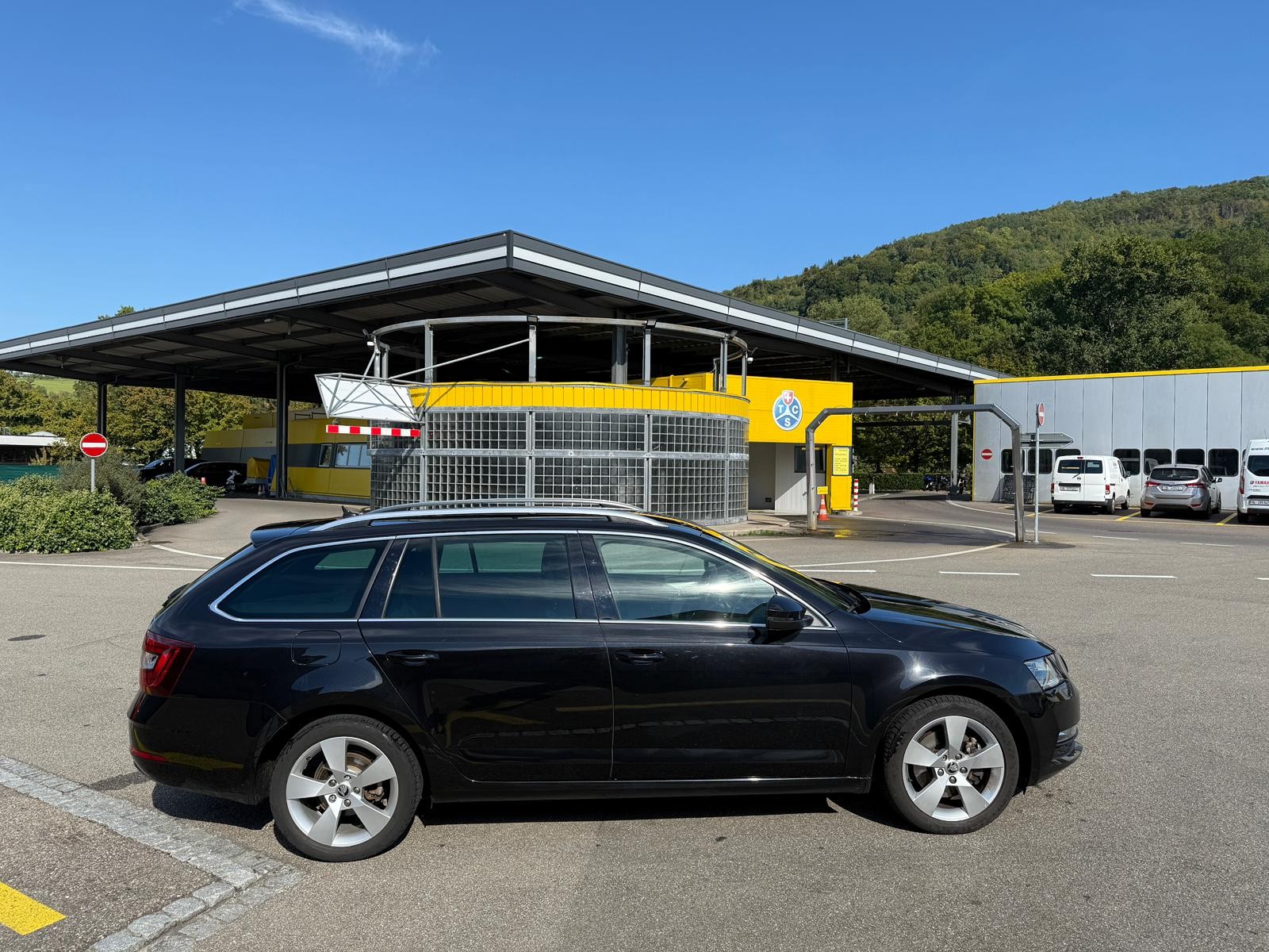 SKODA Octavia Combi 2.0 TSI Clever DSG All-Black-image-3