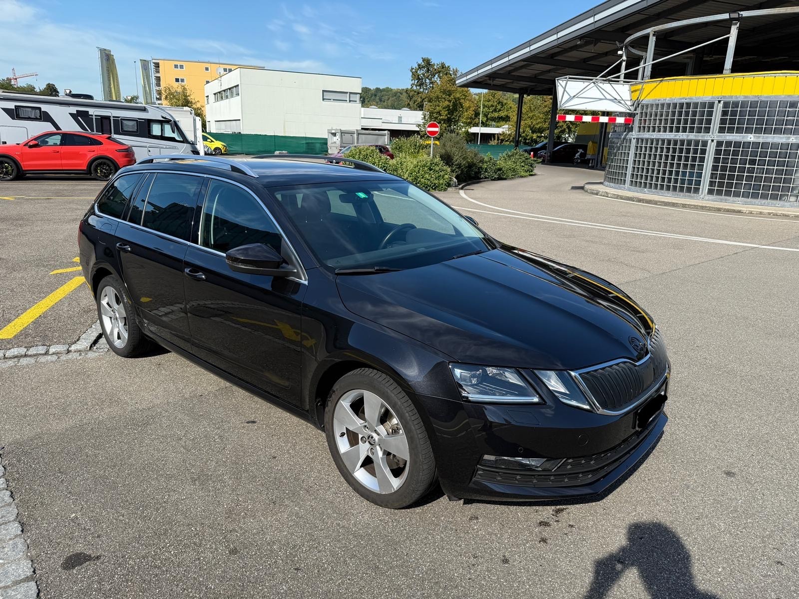 SKODA Octavia Combi 2.0 TSI Clever DSG All-Black-image-2