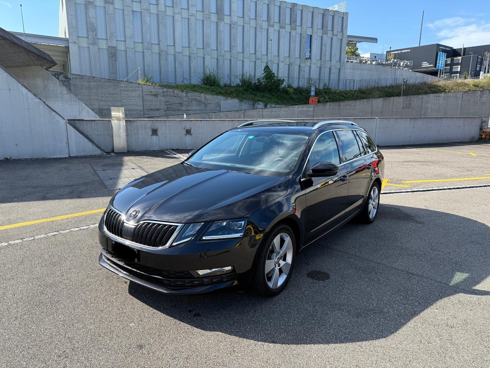 SKODA Octavia Combi 2.0 TSI Clever DSG All-Black-image-0