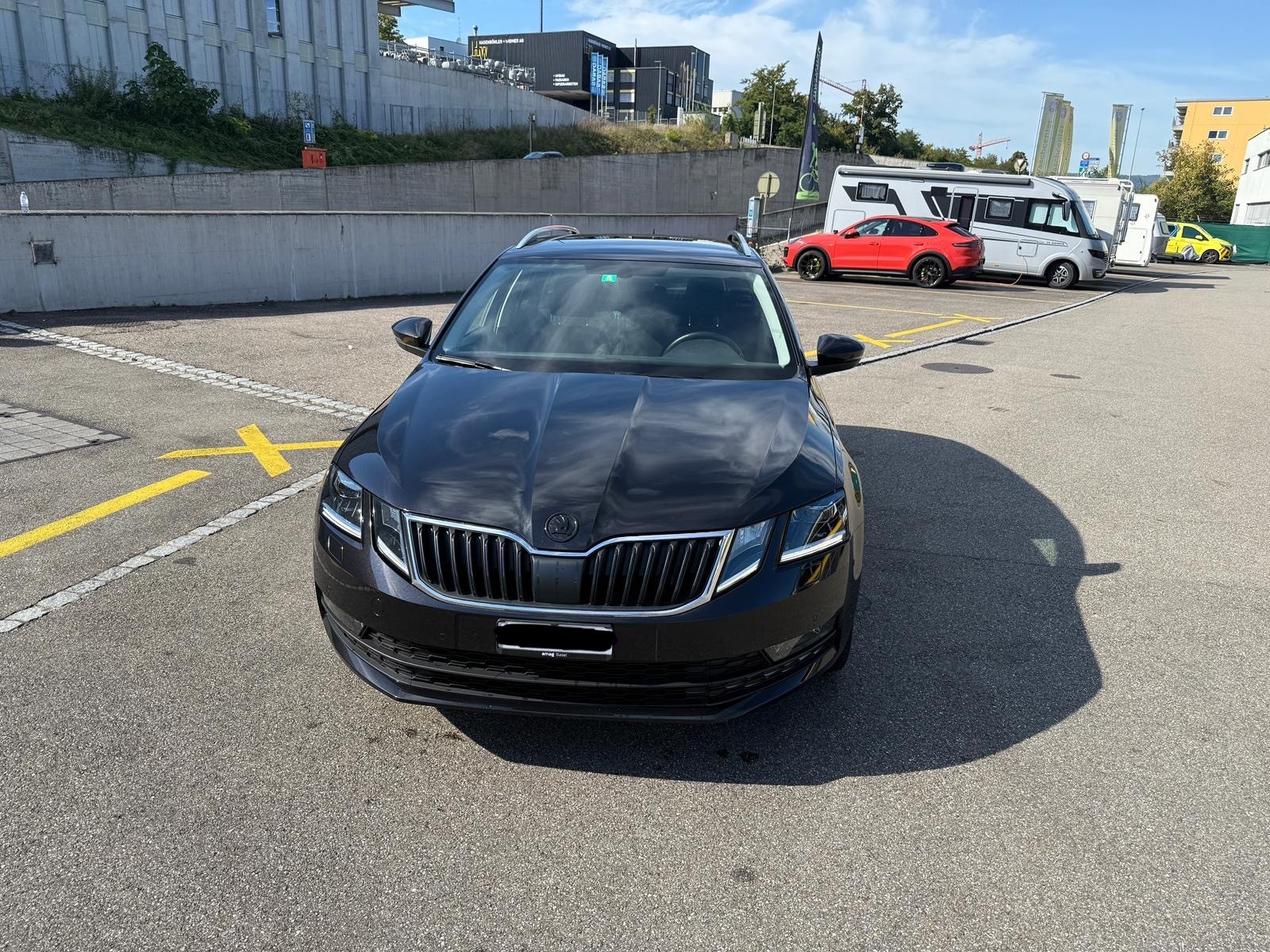SKODA Octavia Combi 2.0 TSI Clever DSG All-Black-image-1