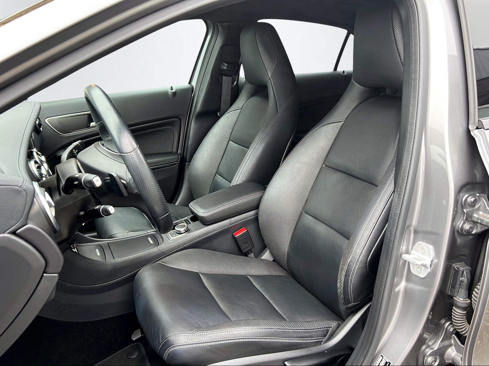 MERCEDES-BENZ A 250 Urban-image-14