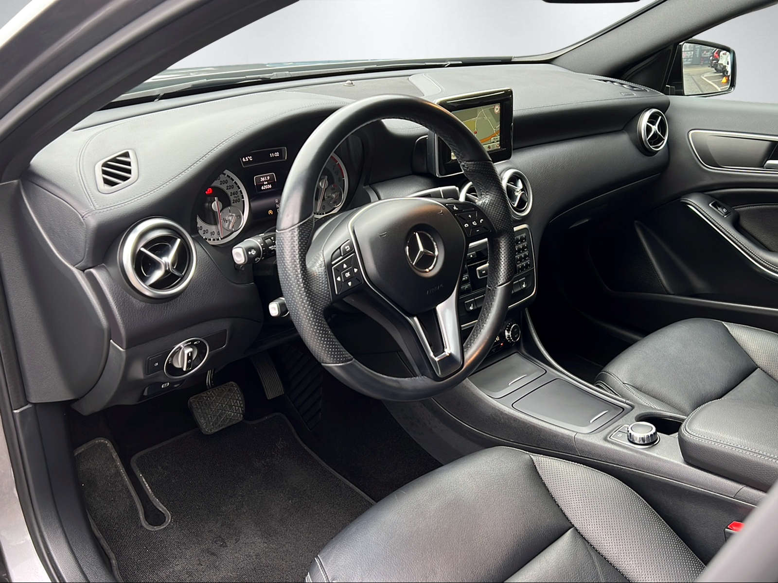 MERCEDES-BENZ A 250 Urban-image-13