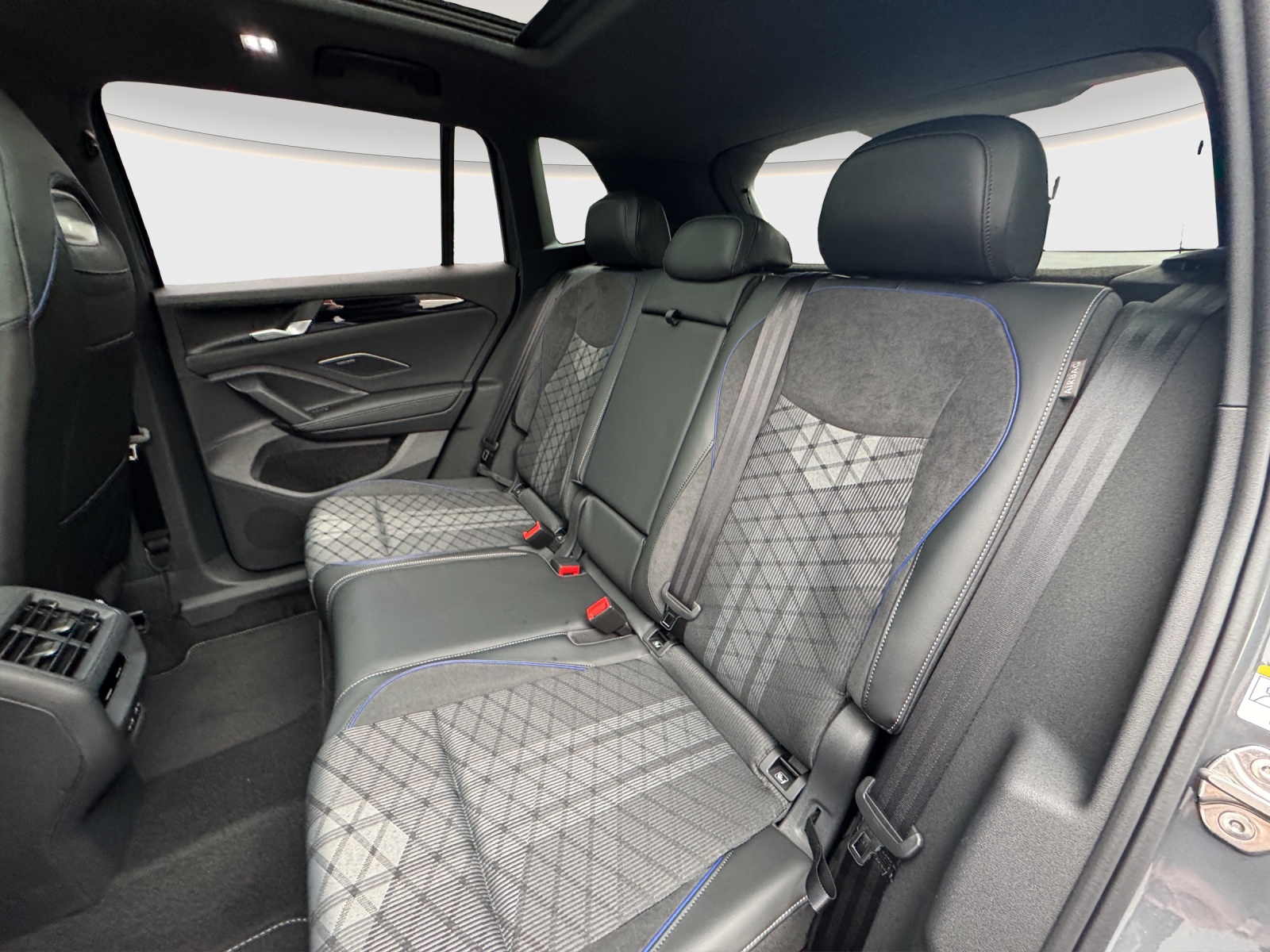 VW Tiguan 2.0 TSI DSG R-Line 4Motion-image-11
