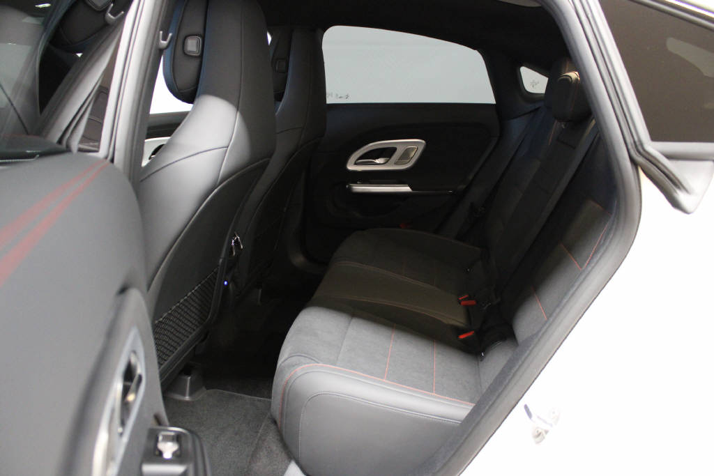 MERCEDES-BENZ CLA 220 4Matic AMG Line-image-12