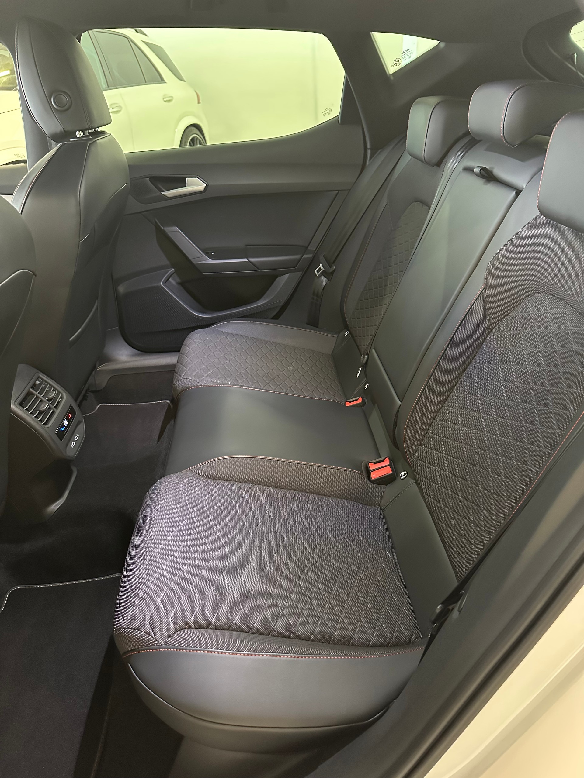 SEAT Leon 1.5 eTSI mHEV DSG FR-image-9