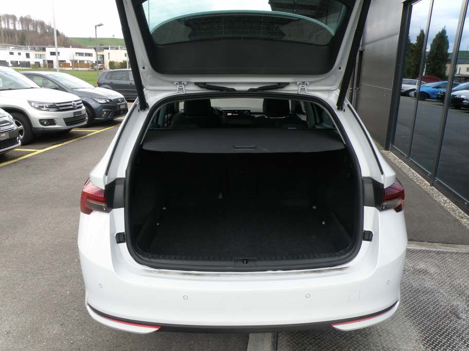 SKODA Octavia Combi 2.0 TDI 150 Selection DSG-showroom-element-3