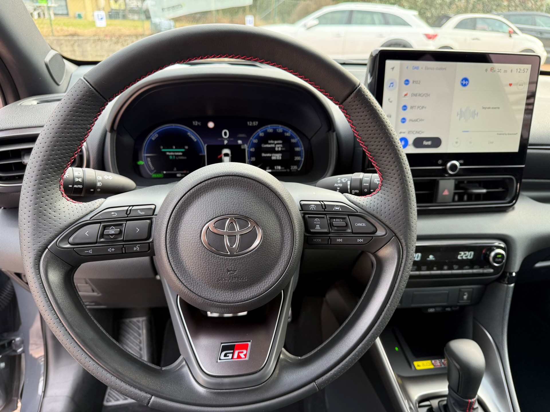 TOYOTA Yaris 1.5 GR Sport e-CVT-image-9
