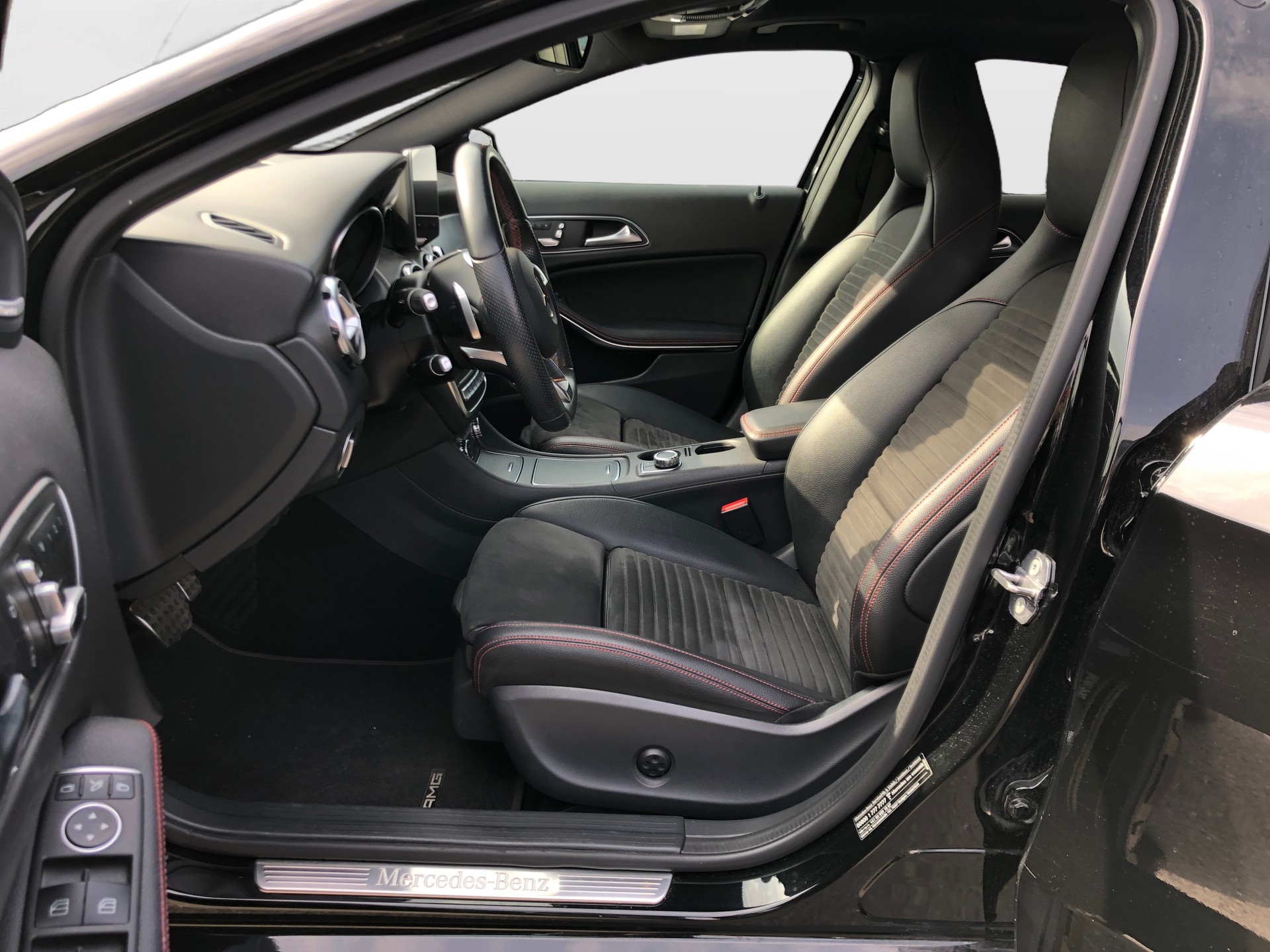 MERCEDES-BENZ GLA 220 AMG Line 4Matic 7G-DCT-image-12