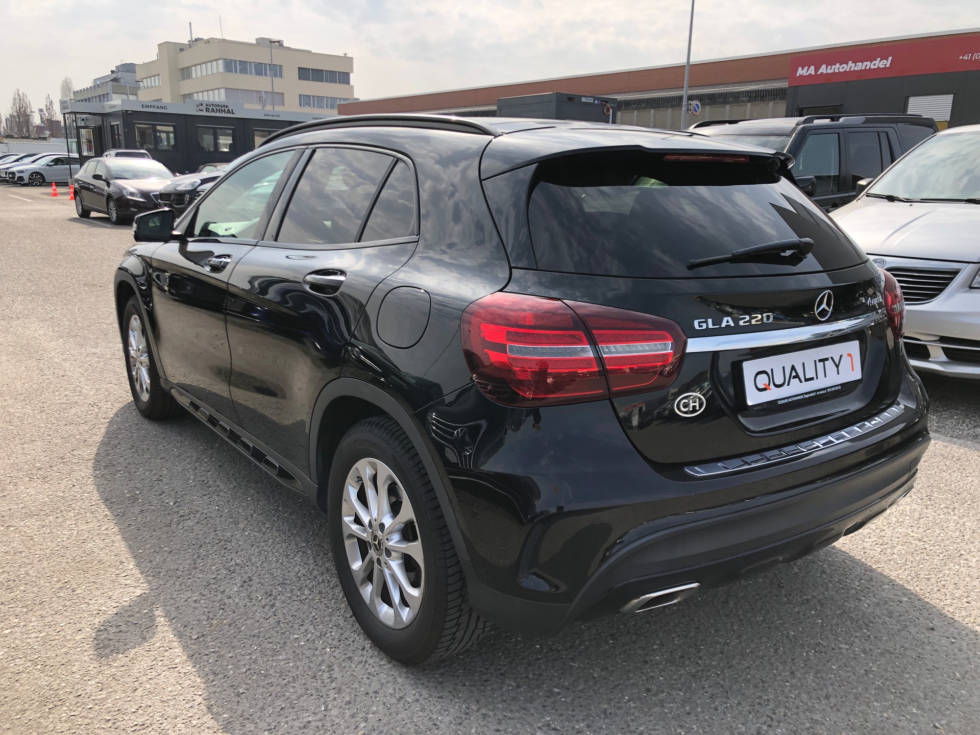 MERCEDES-BENZ GLA 220 AMG Line 4Matic 7G-DCT-image-5