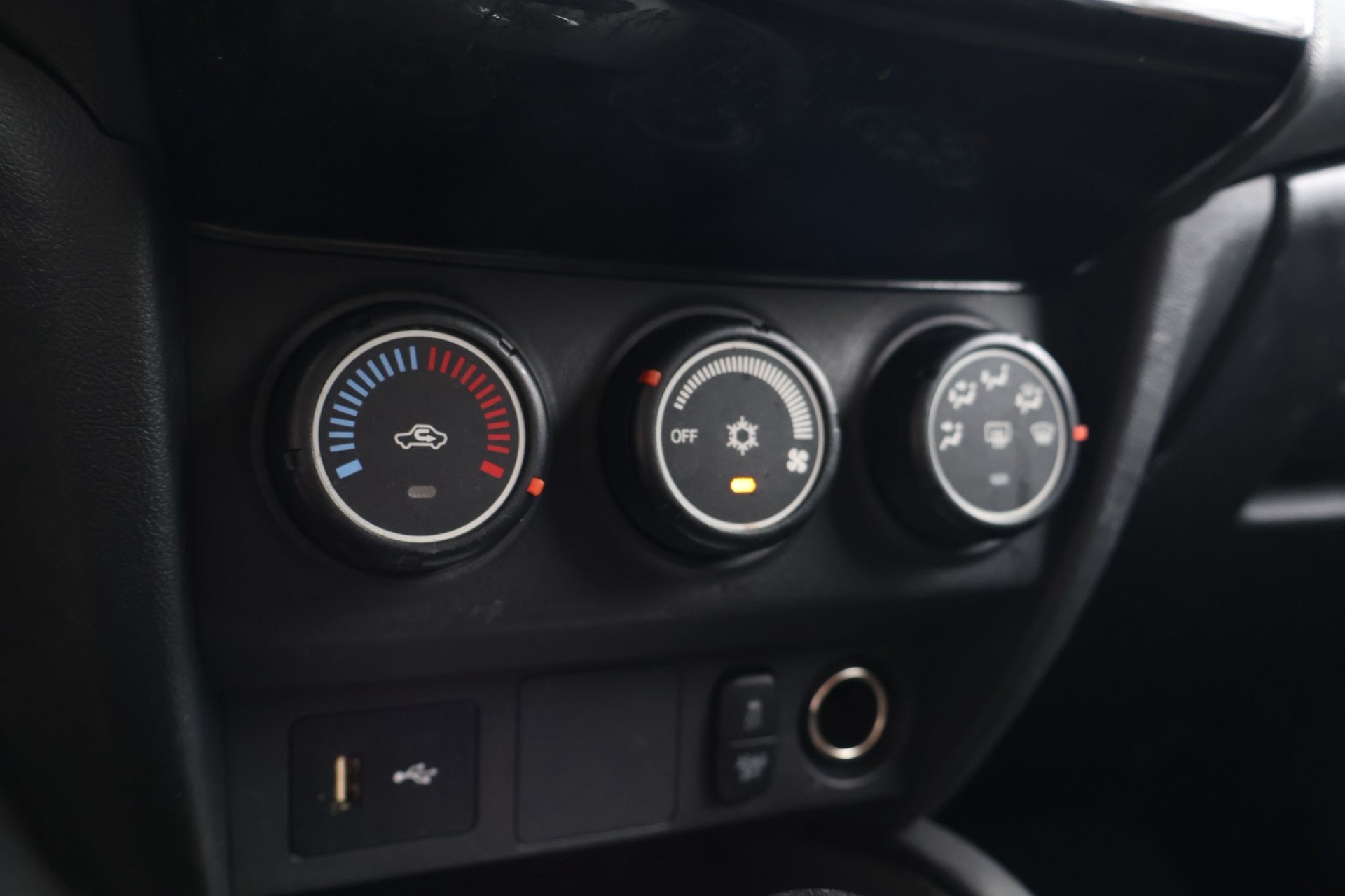 MITSUBISHI ASX 2.0 MIVEC Value 4WD Automat-image-9