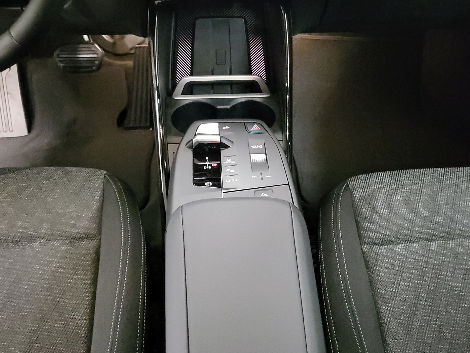 BMW iX1 xDrive 30-image-16