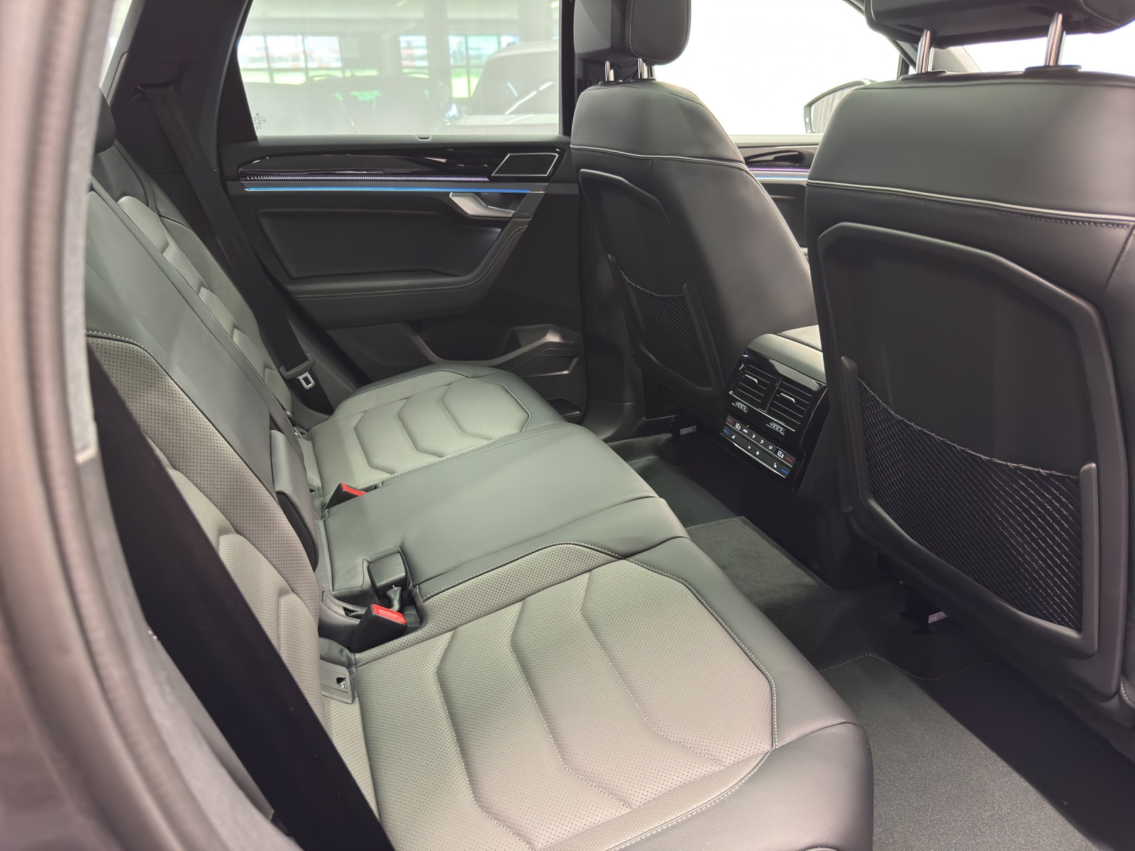 VW Touareg 3.0 V6 TDI 286 R-Line Final Edition-image-9