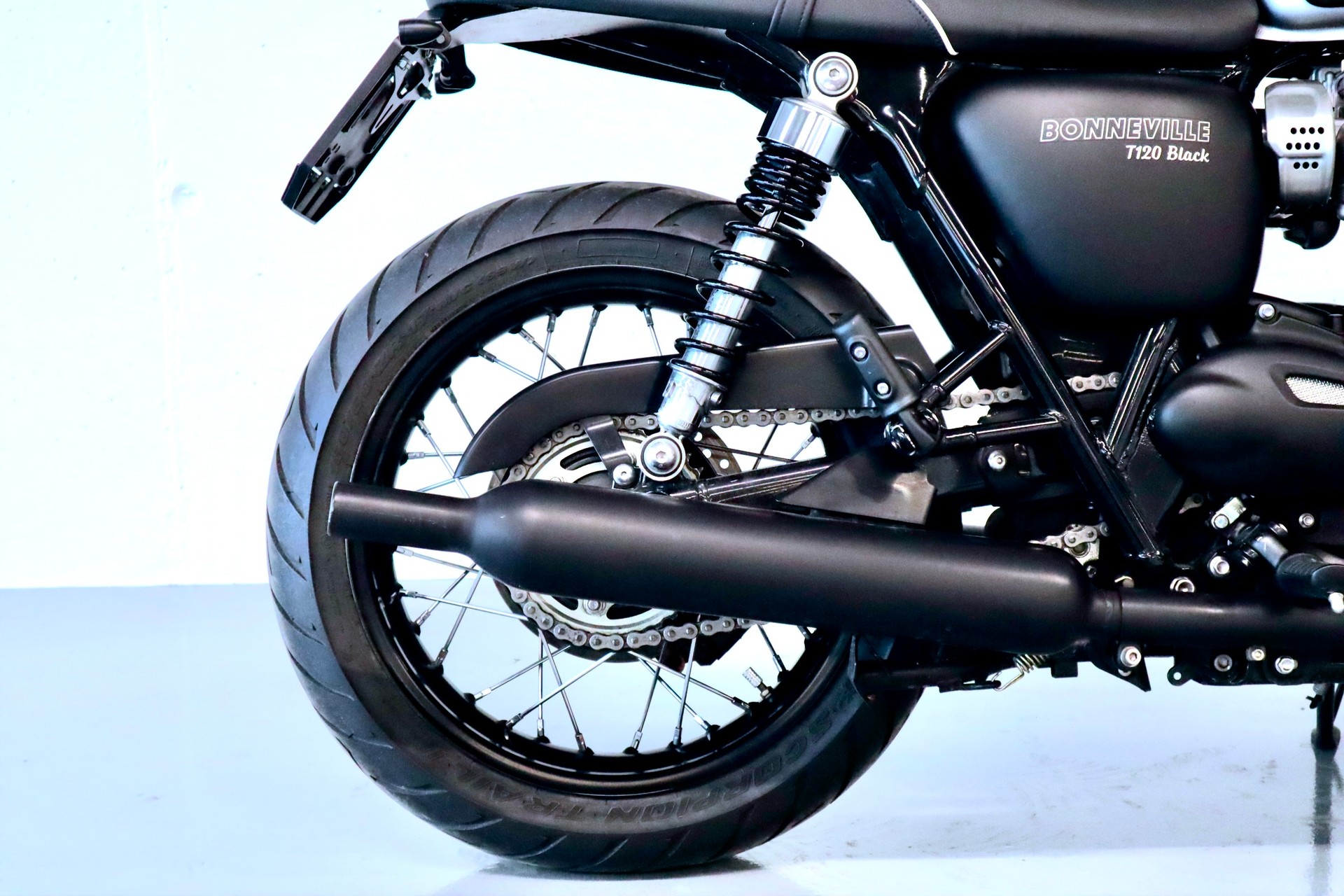 TRIUMPH BONNEVILLE T120 BLACK | CH-FZG MIT DEZENTEM UMBAU-image-3