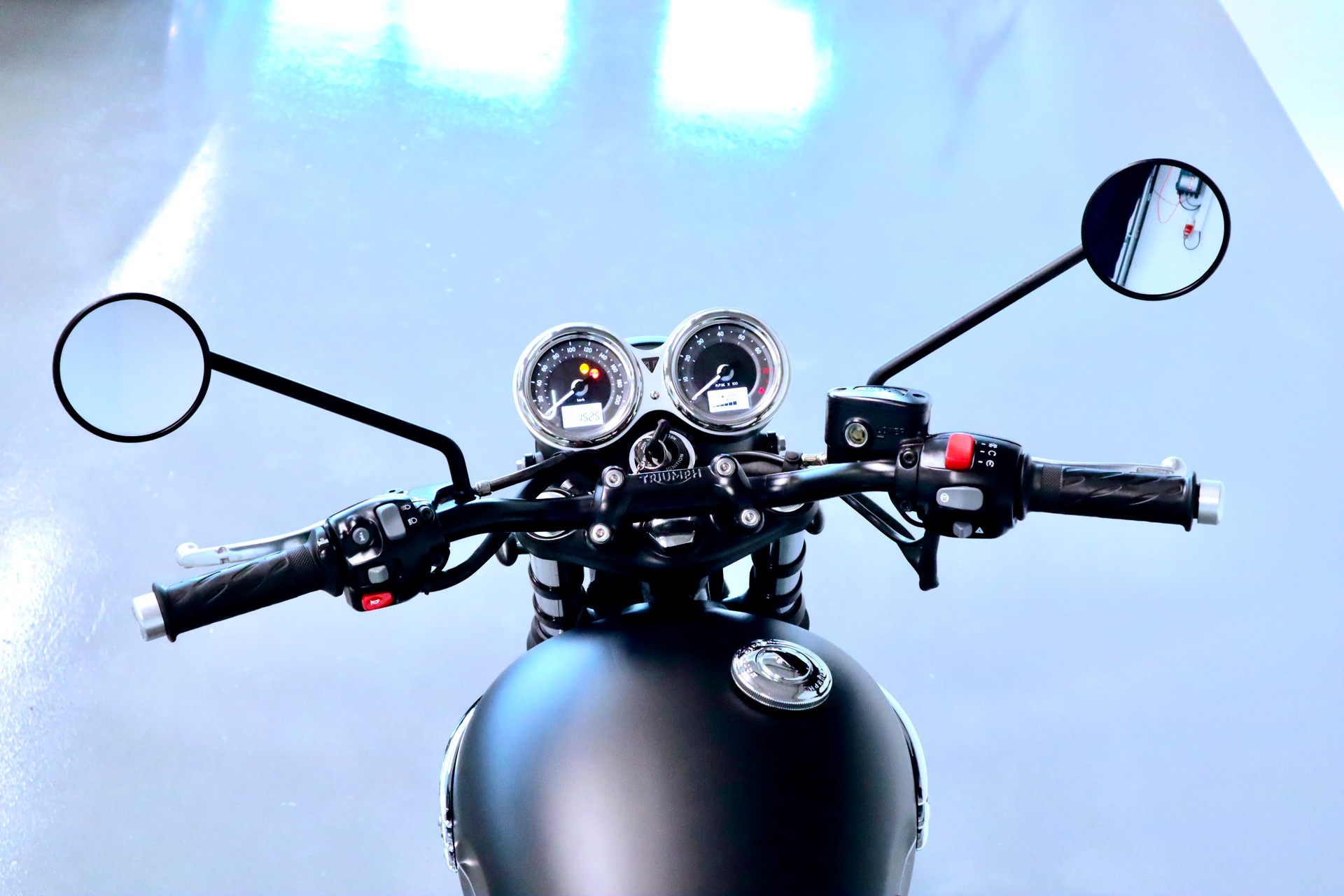 TRIUMPH BONNEVILLE T120 BLACK | CH-FZG MIT DEZENTEM UMBAU-image-10