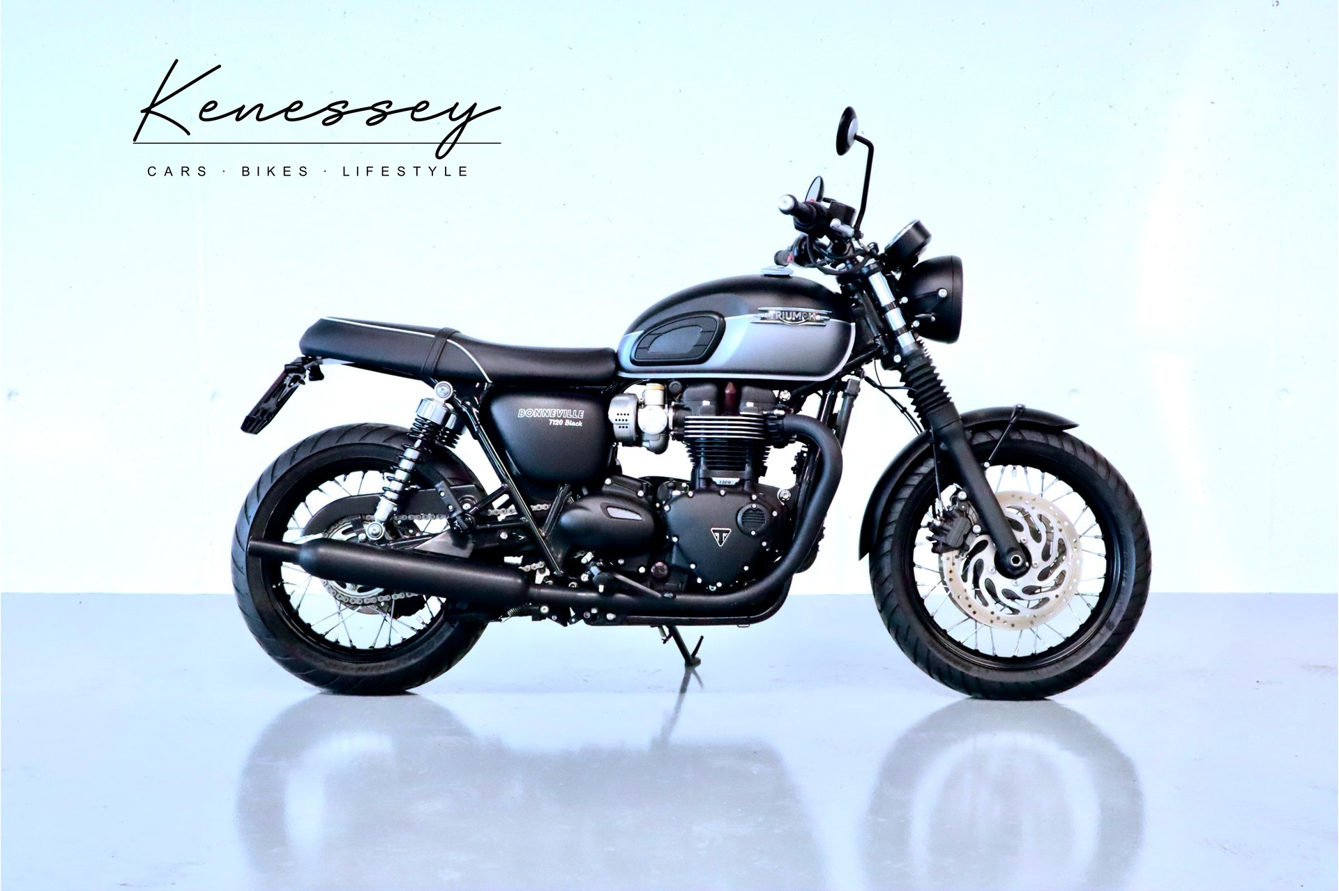 TRIUMPH BONNEVILLE T120 BLACK | CH-FZG MIT DEZENTEM UMBAU