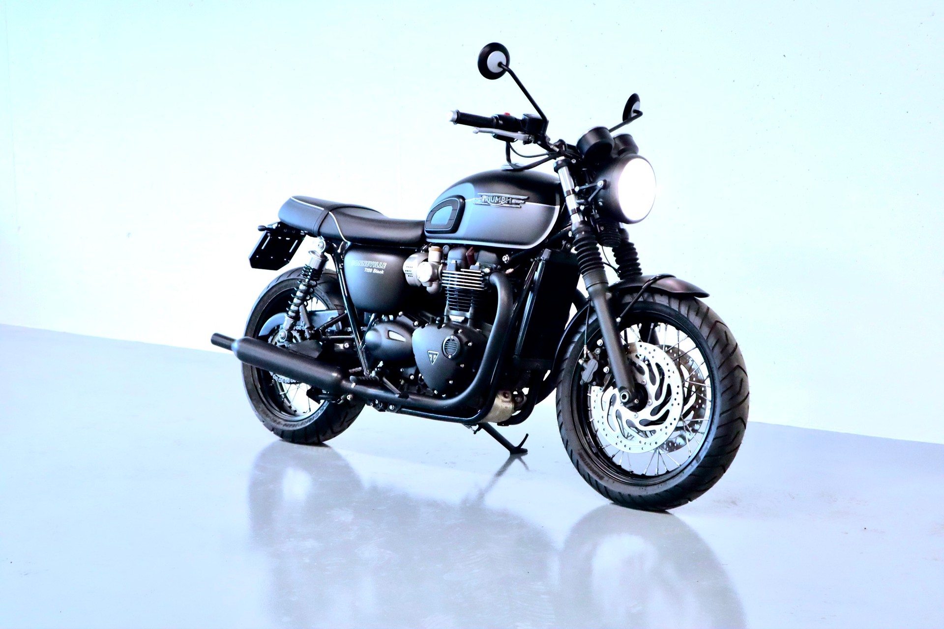 TRIUMPH BONNEVILLE T120 BLACK | CH-FZG MIT DEZENTEM UMBAU-image-1