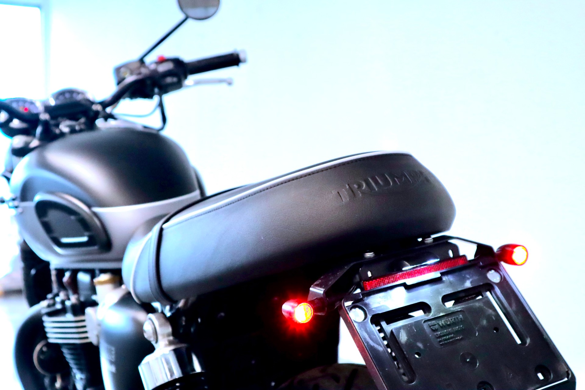 TRIUMPH BONNEVILLE T120 BLACK | CH-FZG MIT DEZENTEM UMBAU-image-14
