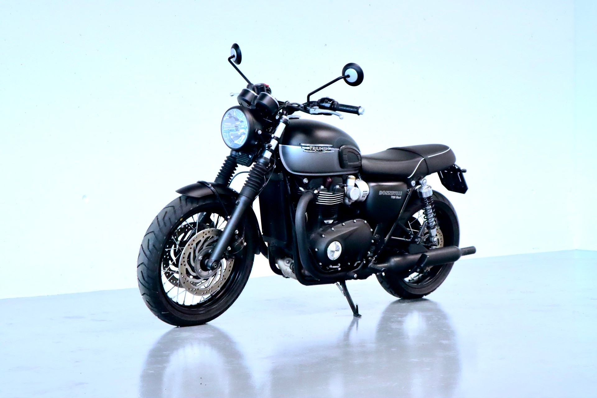 TRIUMPH BONNEVILLE T120 BLACK | CH-FZG MIT DEZENTEM UMBAU-image-8