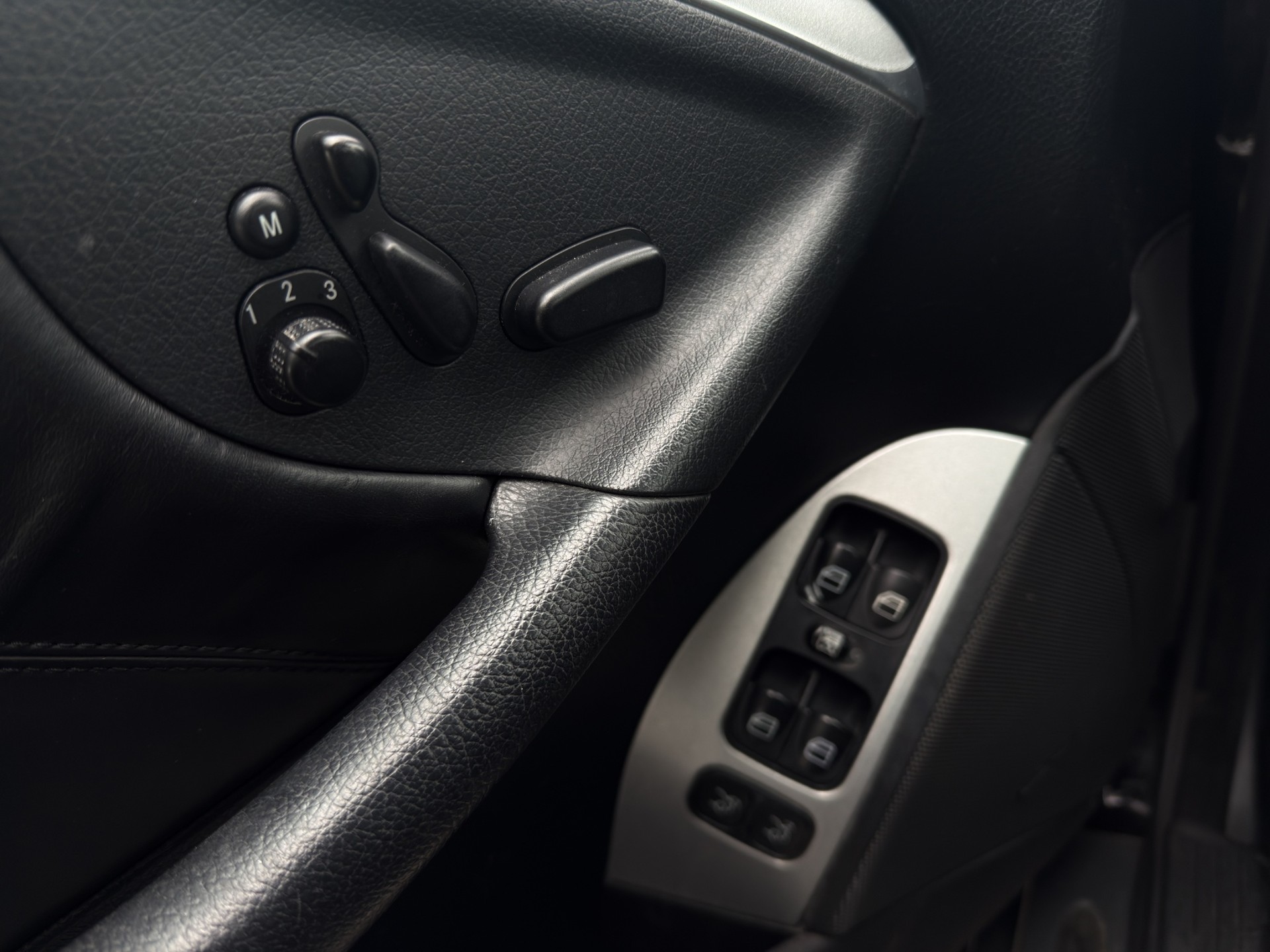 MERCEDES-BENZ CLK 63 AMG Avantgarde 7G-Tronic-image-8