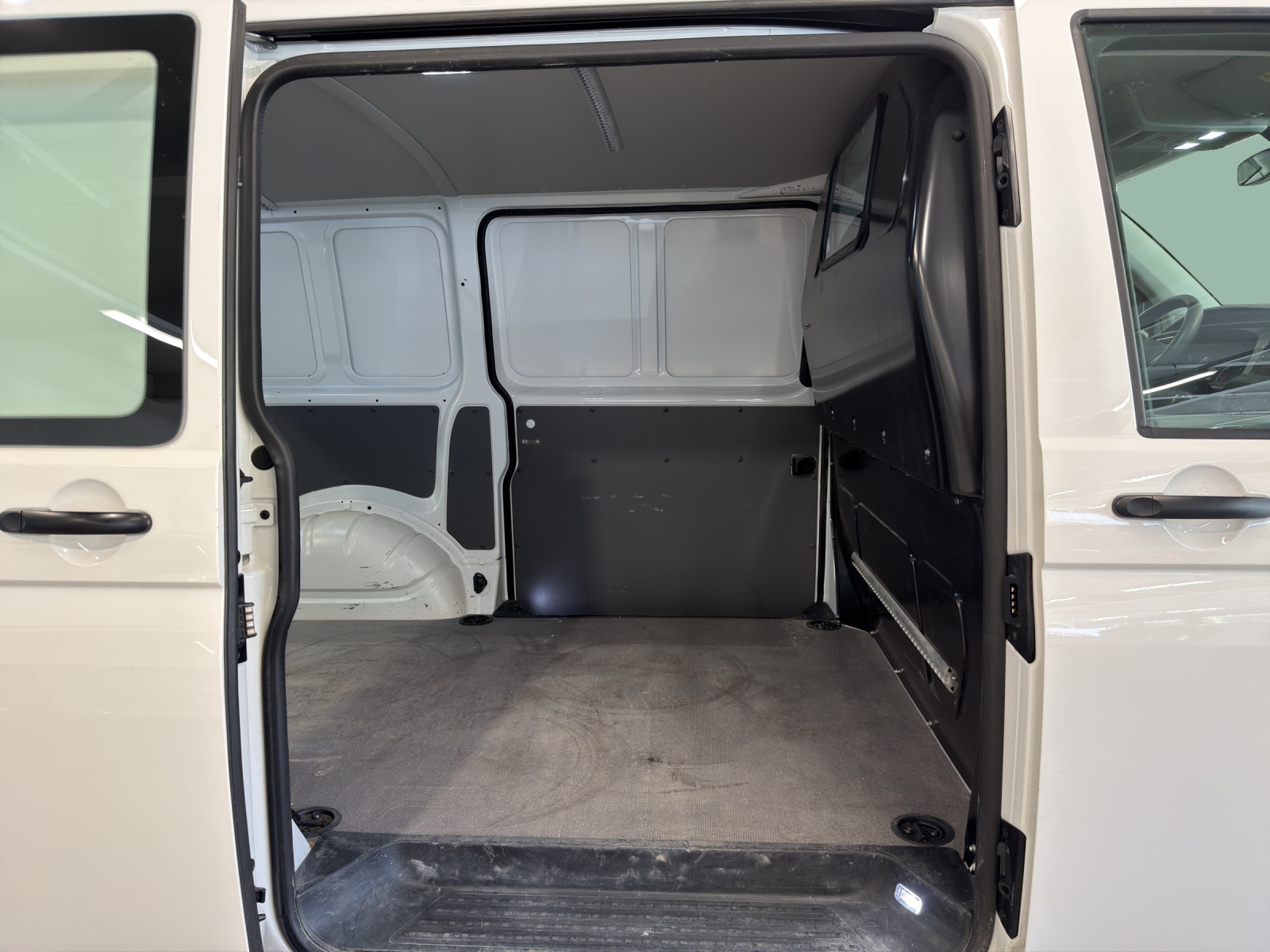 VW T6.1 2.0 TDI-image-14