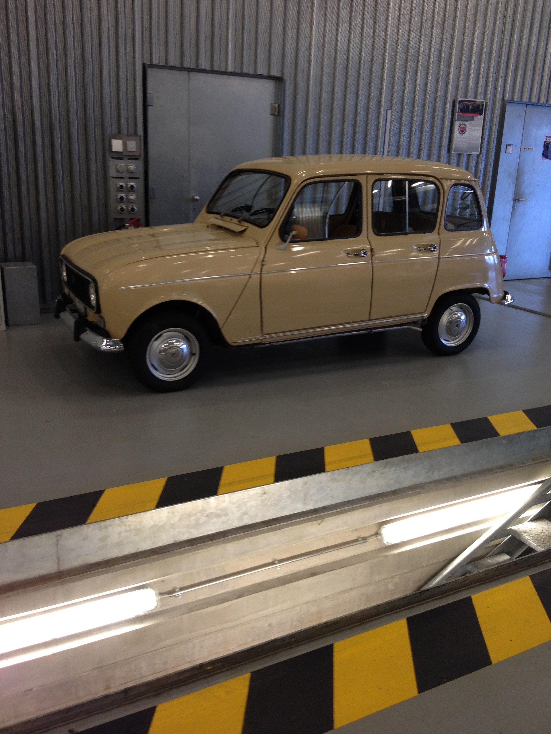 RENAULT R4