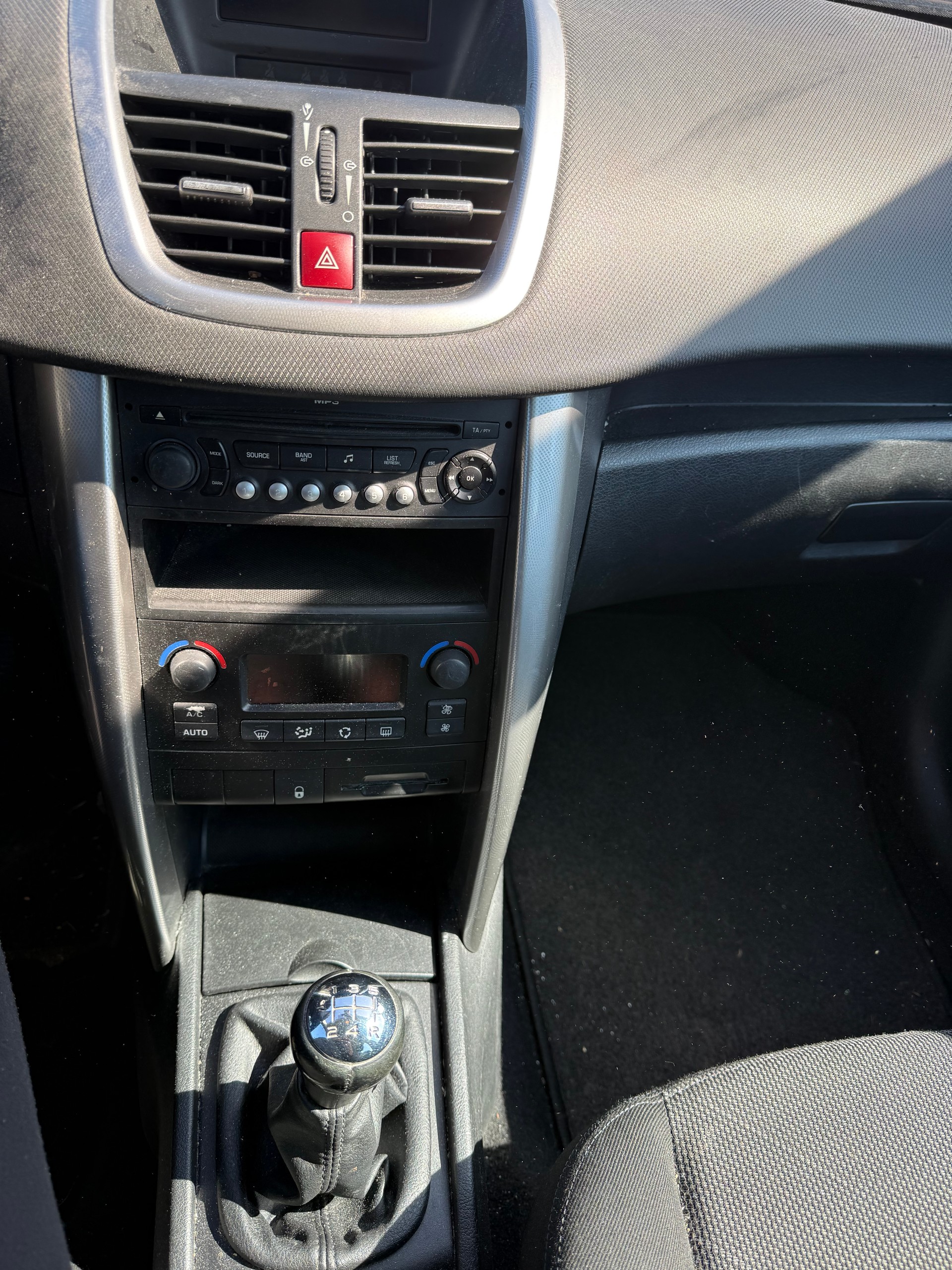 PEUGEOT 207 1.4 16V Trendy-image-6