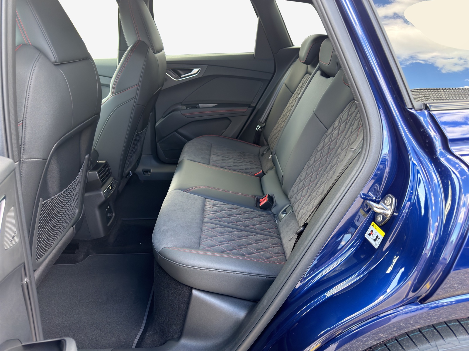 AUDI Q4 e-tron 45 Edition Swiss Ski quattro-image-11