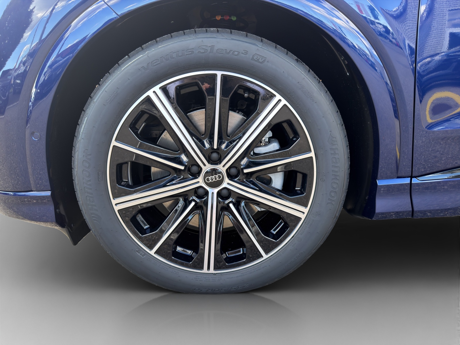 AUDI Q4 e-tron 45 Edition Swiss Ski quattro-image-14