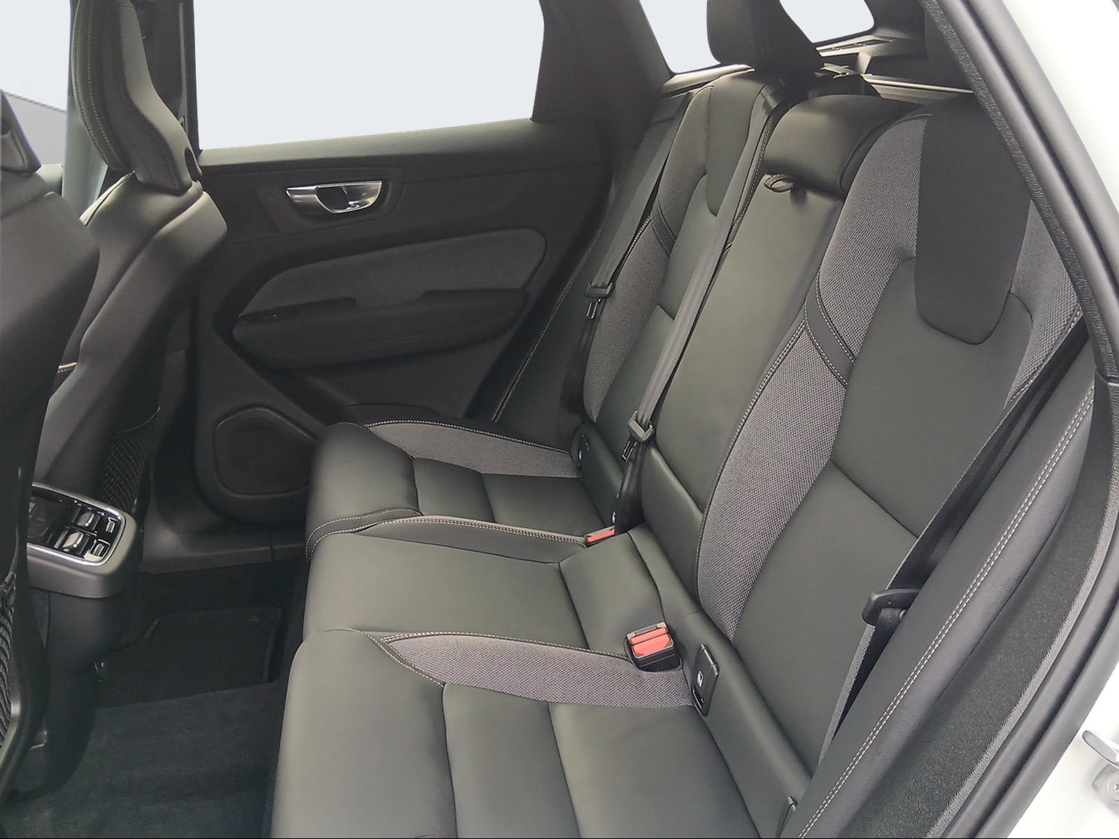 VOLVO XC60 2.0 B5 MH Black Edition AWD-image-11