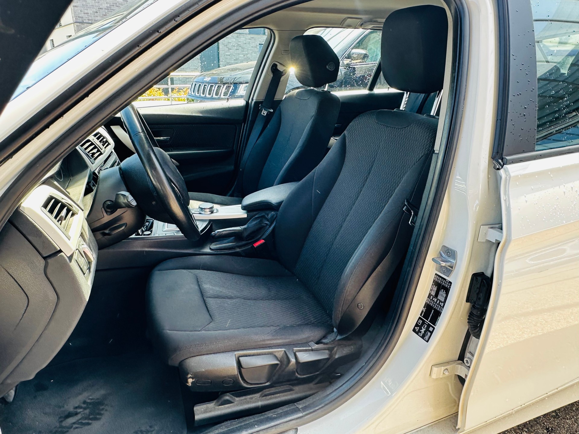 BMW 320d xDrive Touring Edition Luxury Line Steptronic-image-10