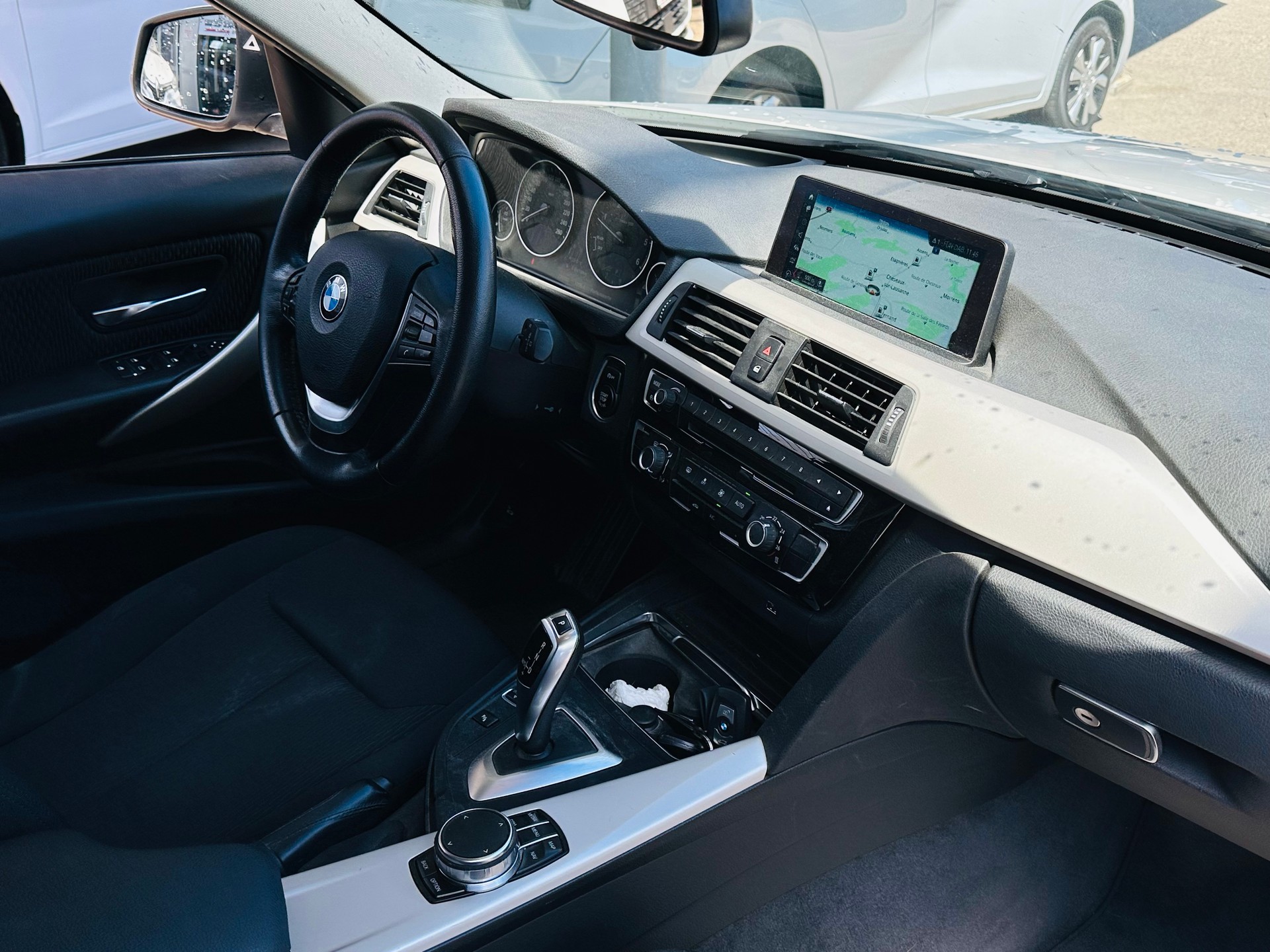 BMW 320d xDrive Touring Edition Luxury Line Steptronic-image-11