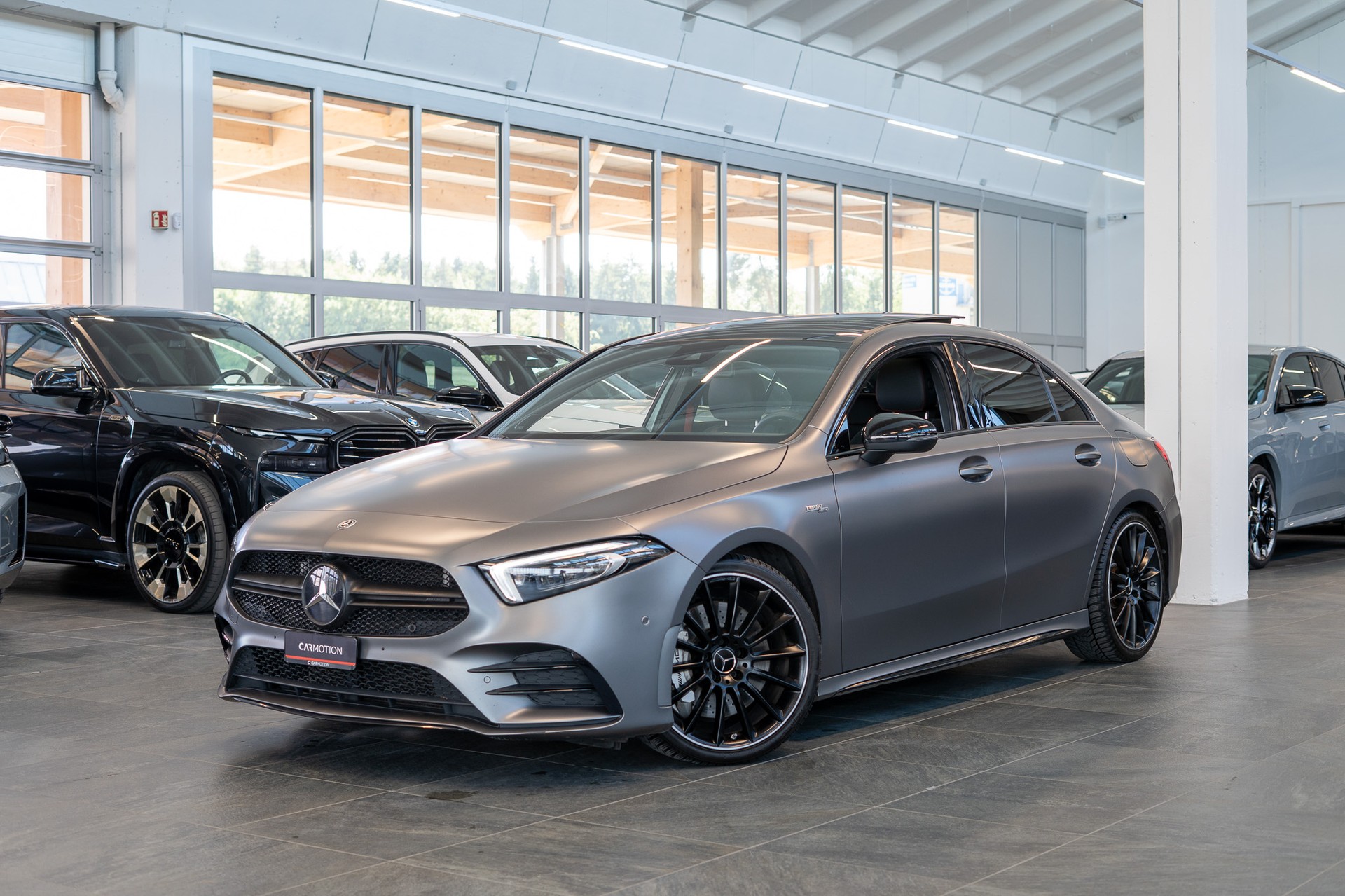 MERCEDES-BENZ A 35 AMG 4matic Limousine / Frozen Grey / Panorama-Schiebedach / Ambiente-beleuchtung
