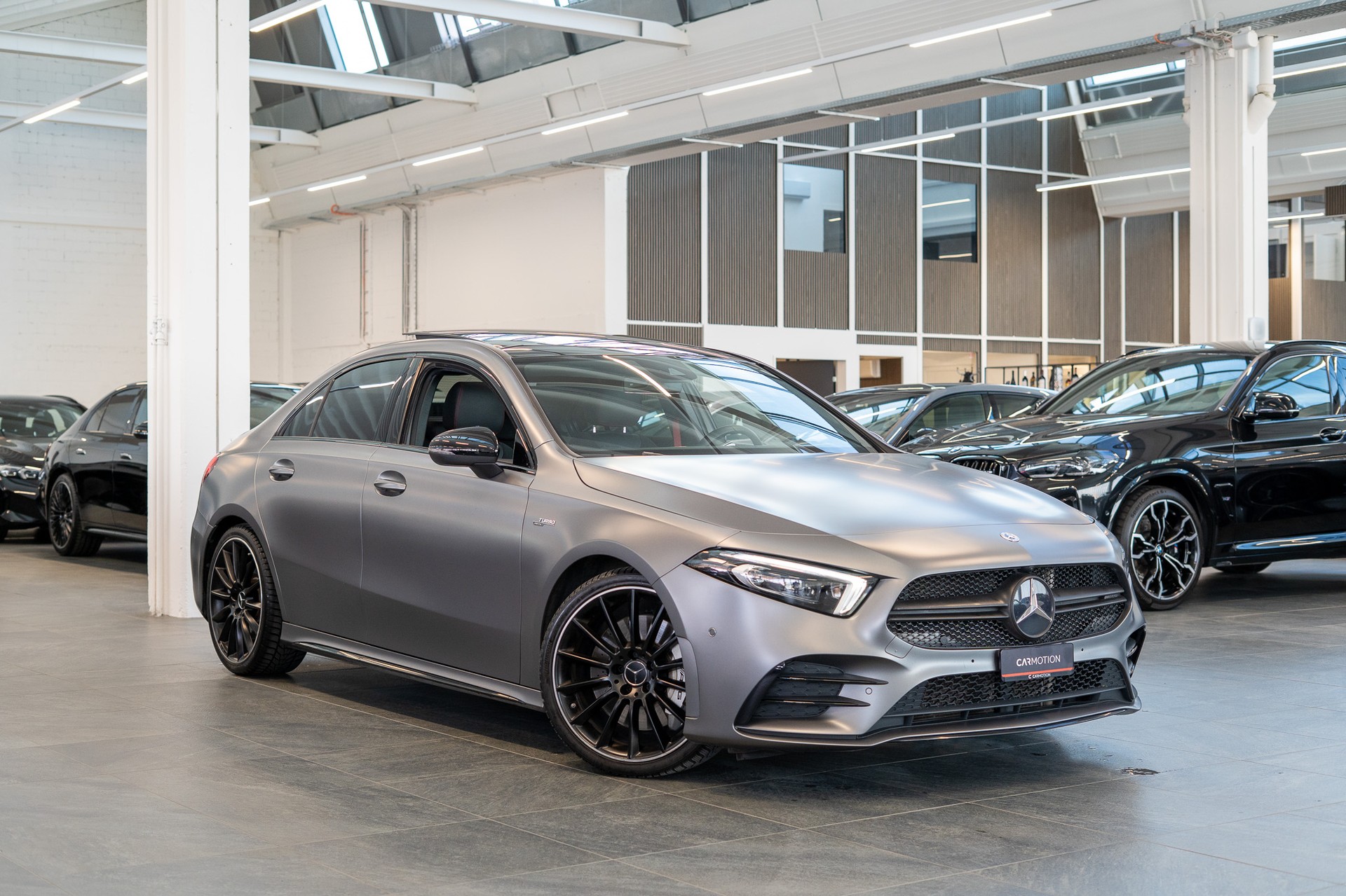 MERCEDES-BENZ A 35 AMG 4matic Limousine / Frozen Grey / Panorama-Schiebedach / Ambiente-beleuchtung-showroom-element-2