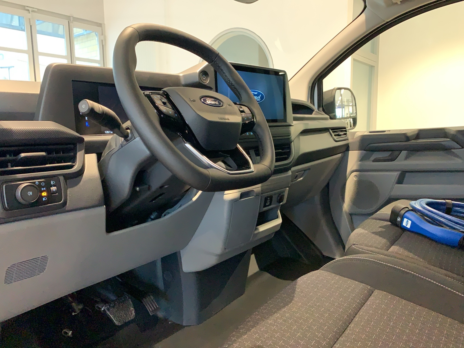FORD E-Transit C Van 320 L1 Trend-image-4