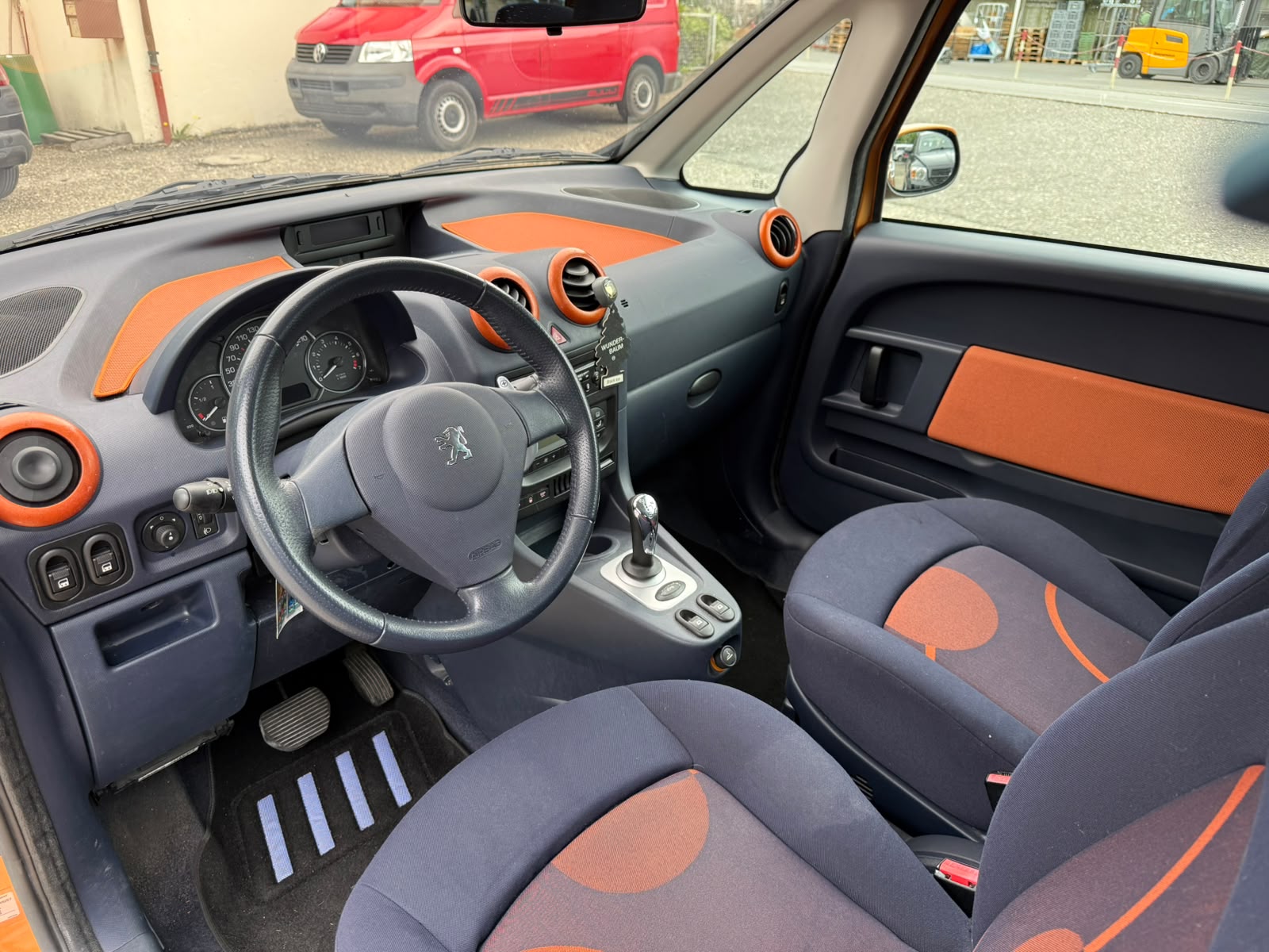 PEUGEOT 1007 1.6 Trendy 2-Tronic-image-11