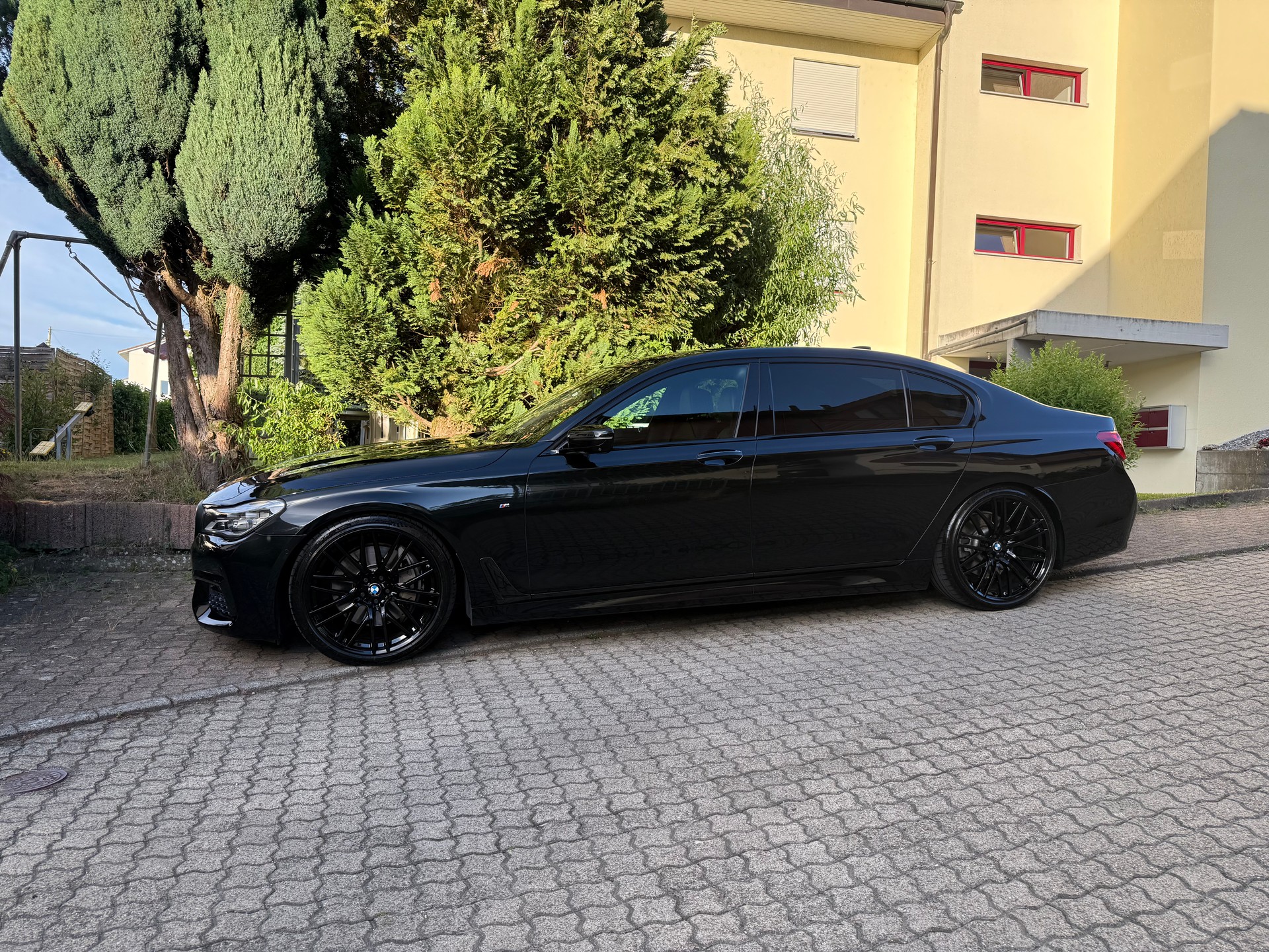 BMW 750Ld xDrive-image-0