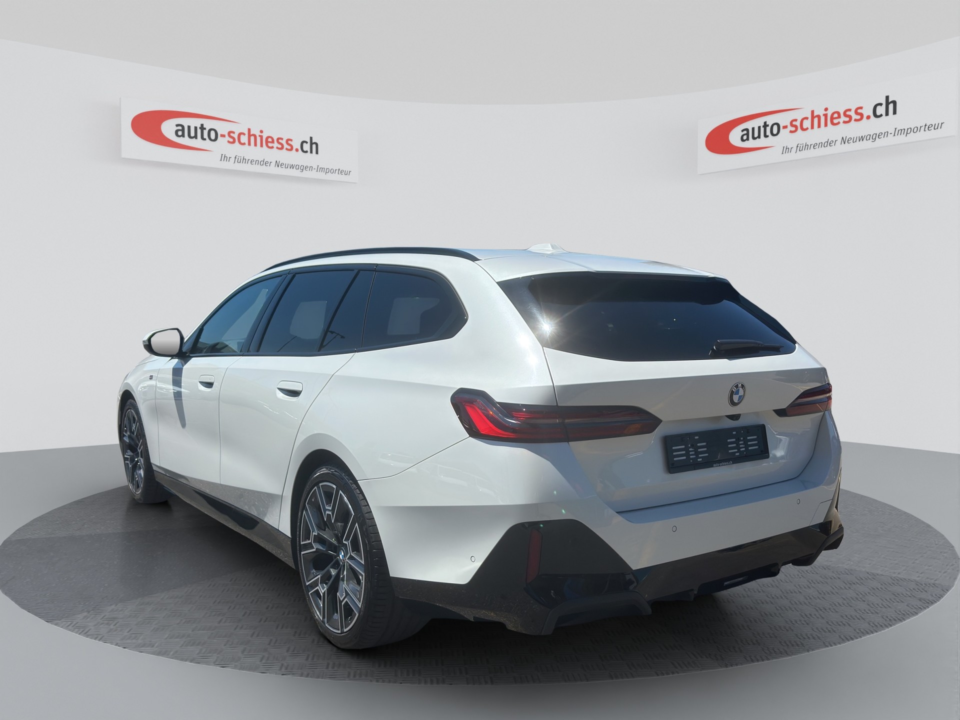 BMW 520d M Sport Pro Schadow sDrive Touring Steptronic-image-2
