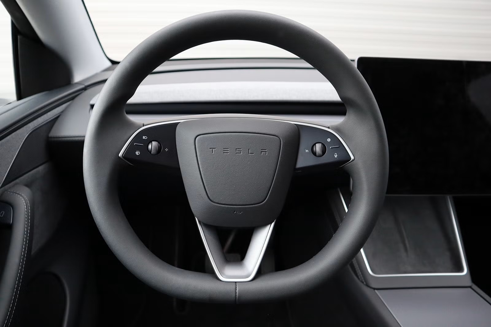 TESLA Model Y Long Range AWD Stealth Grey-image-11