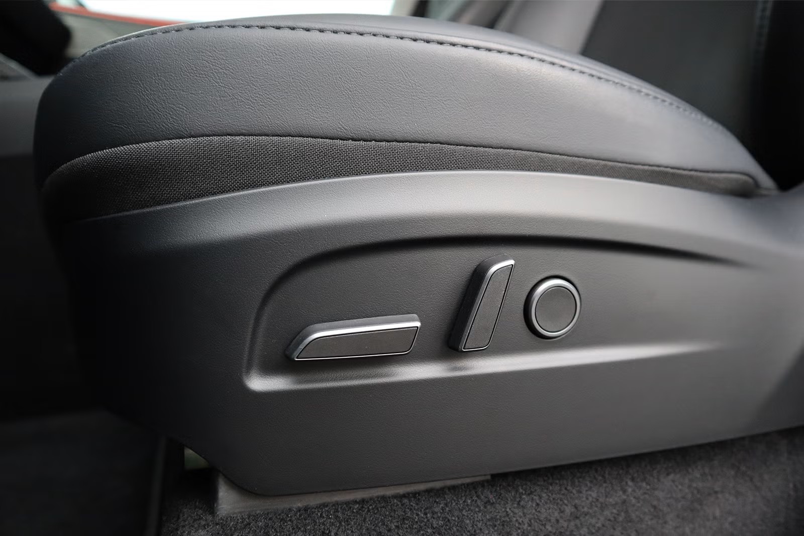 TESLA Model Y Long Range AWD Stealth Grey-image-14