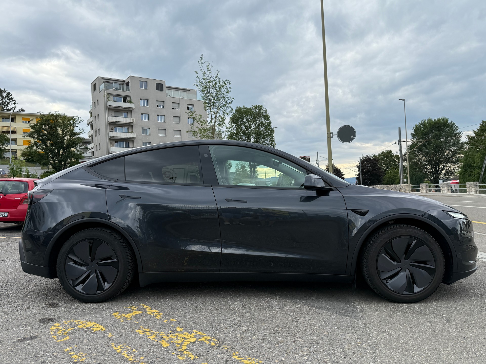 TESLA Model Y Long Range AWD Stealth Grey-image-2