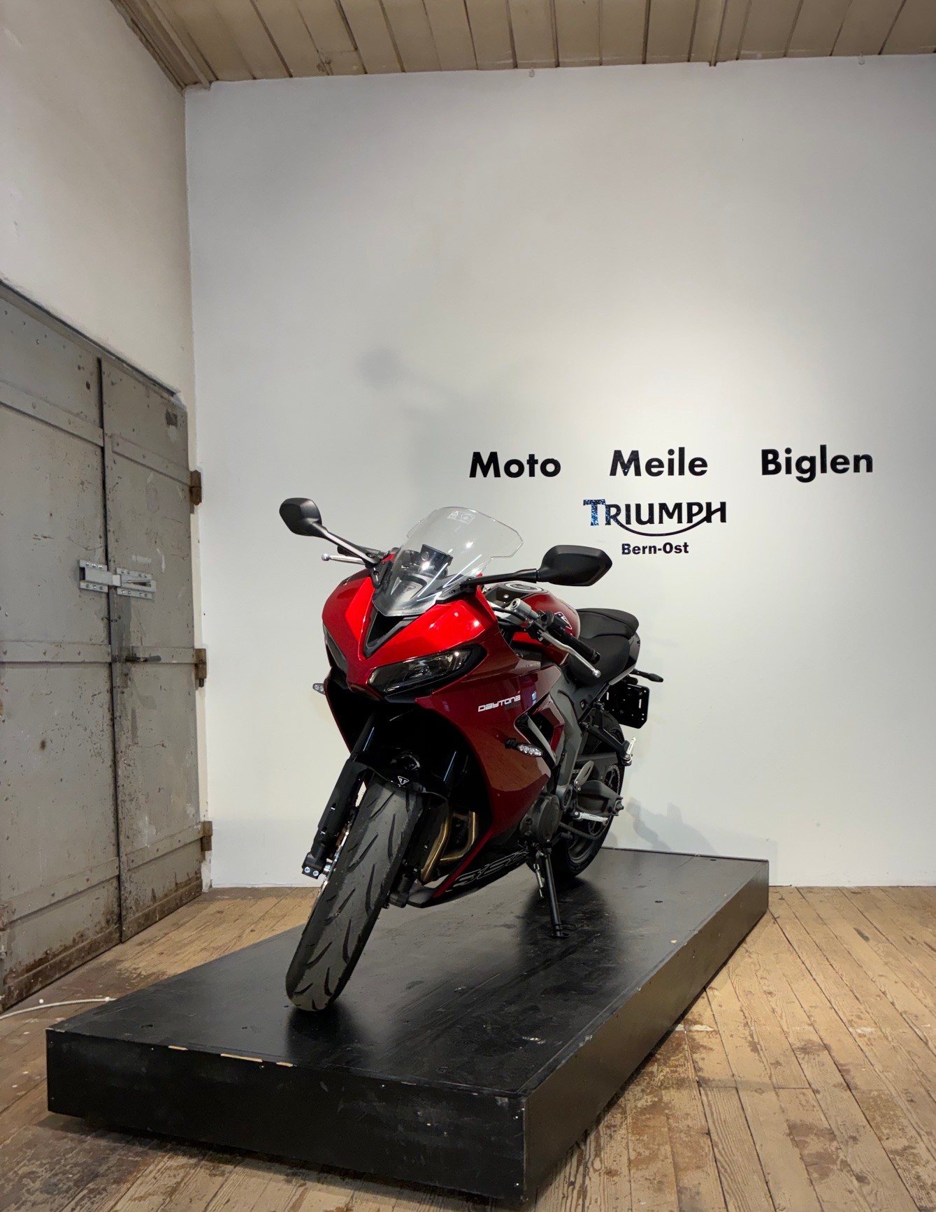 TRIUMPH Daytona 660-showroom-element-3