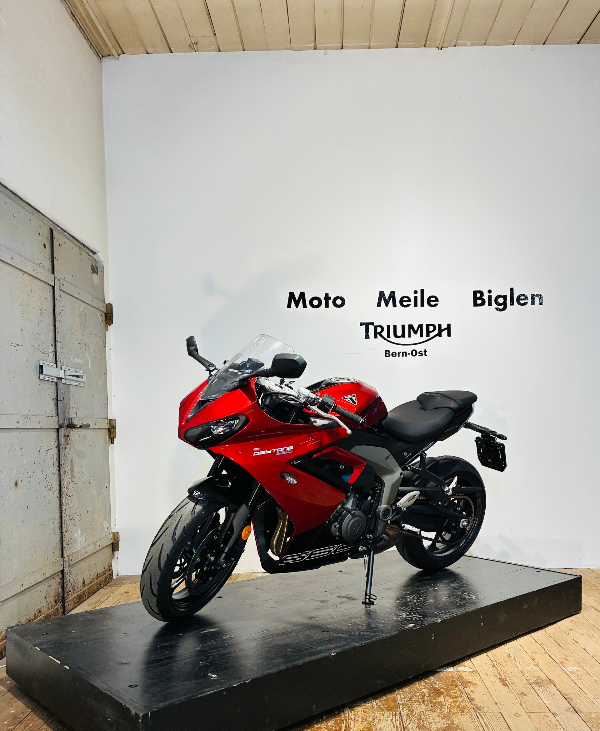 TRIUMPH Daytona 660-showroom-element-2
