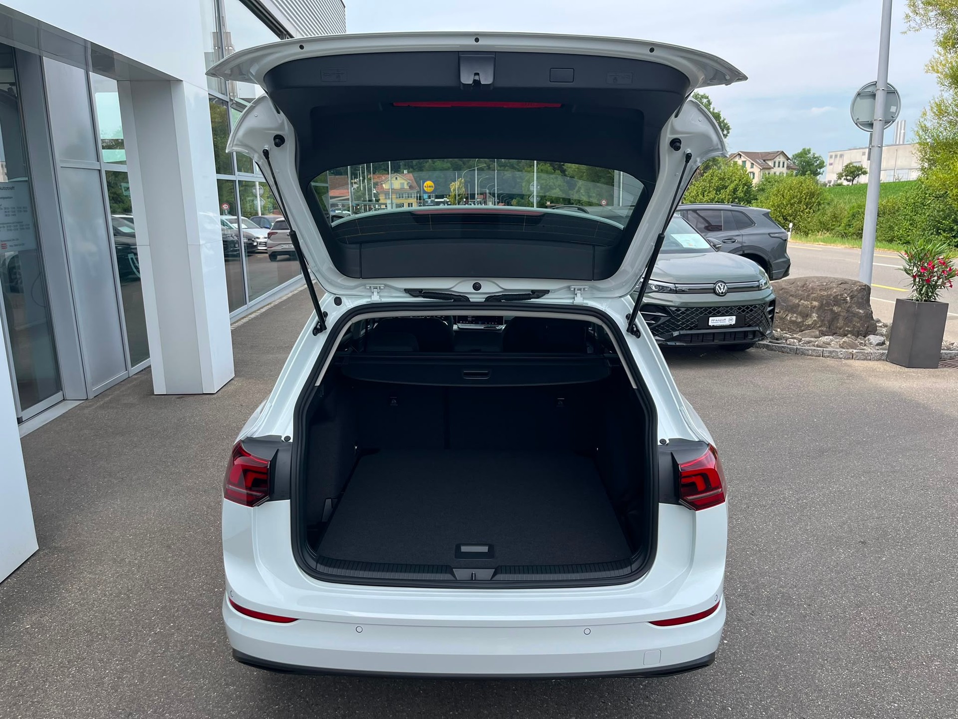 VW Golf Variant 1.5 eTSI mHEV Basis DSG-image-4