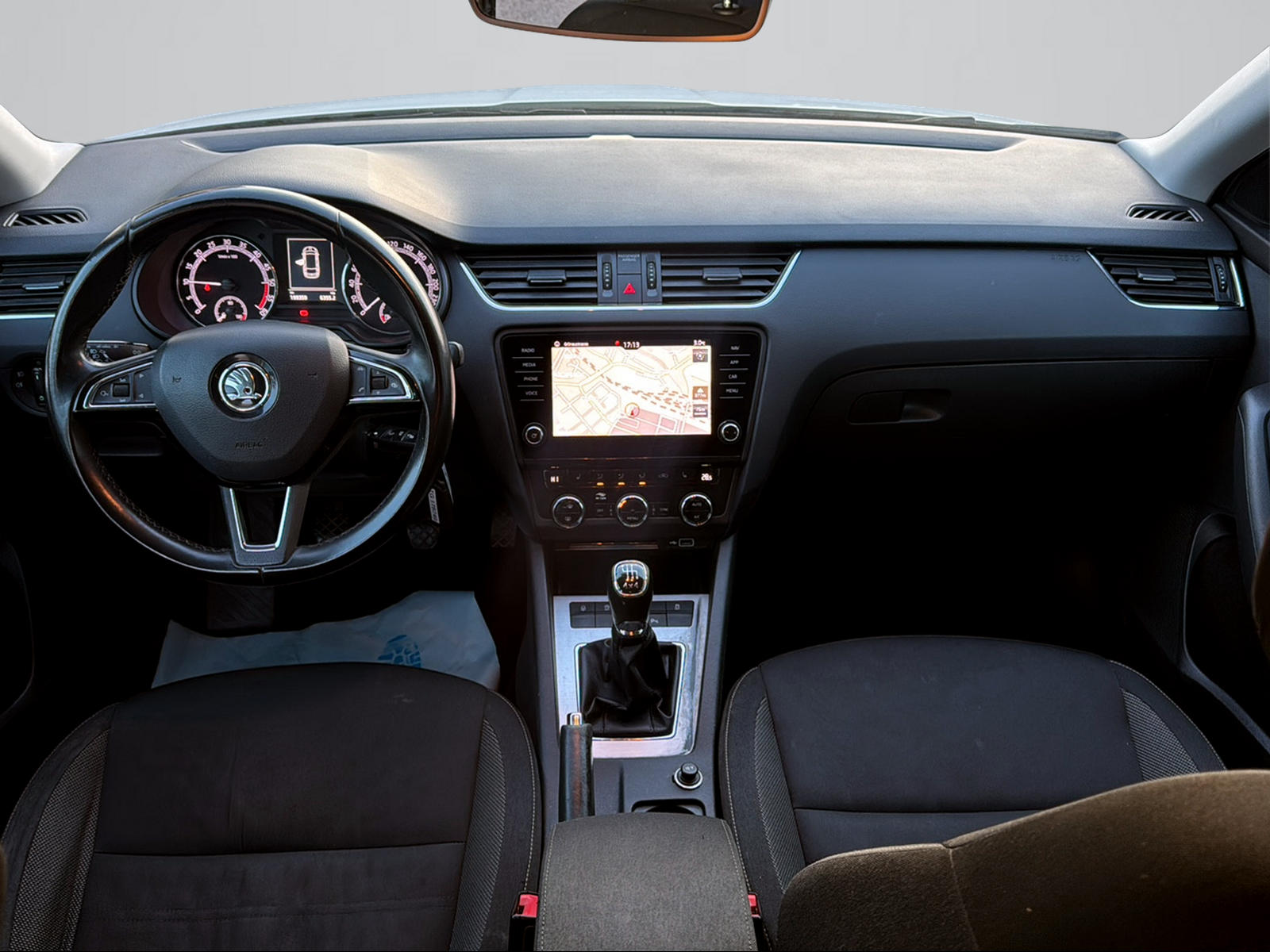 SKODA Octavia Combi 2.0 TDI Ambition 4x4-image-8