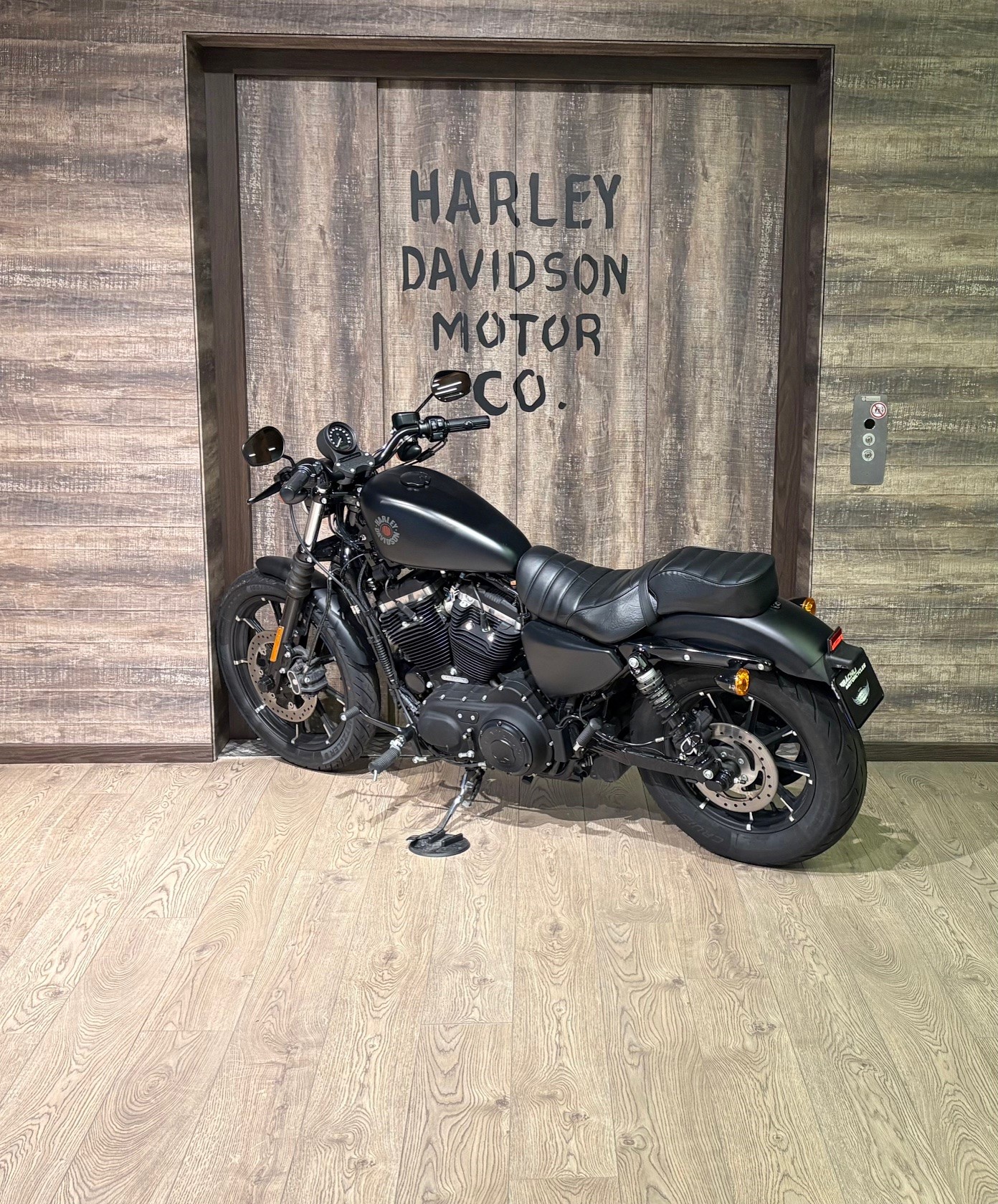 HARLEY-DAVIDSON XL 883 N-image-4