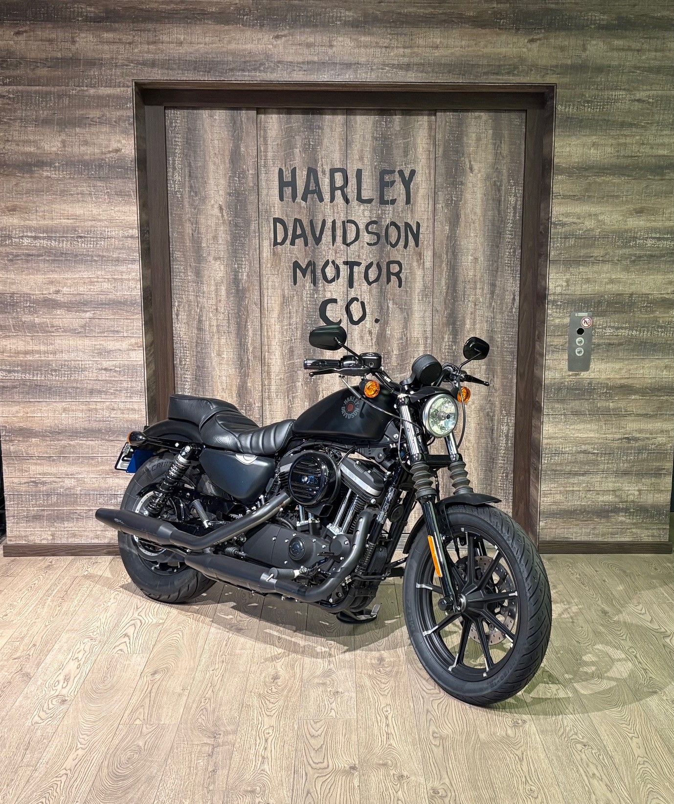 HARLEY-DAVIDSON XL 883 N-showroom-element-1