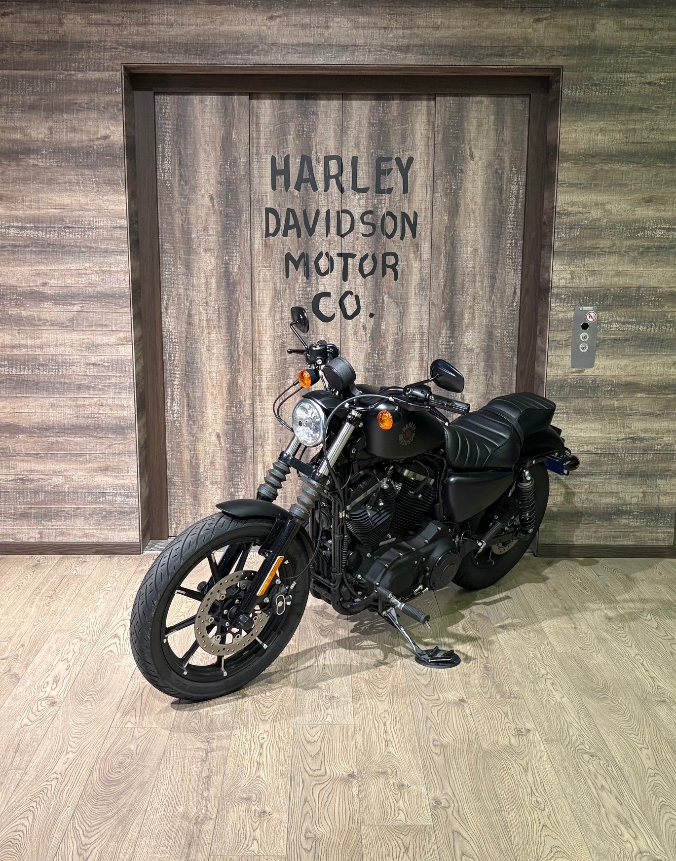 HARLEY-DAVIDSON XL 883 N-showroom-element-2