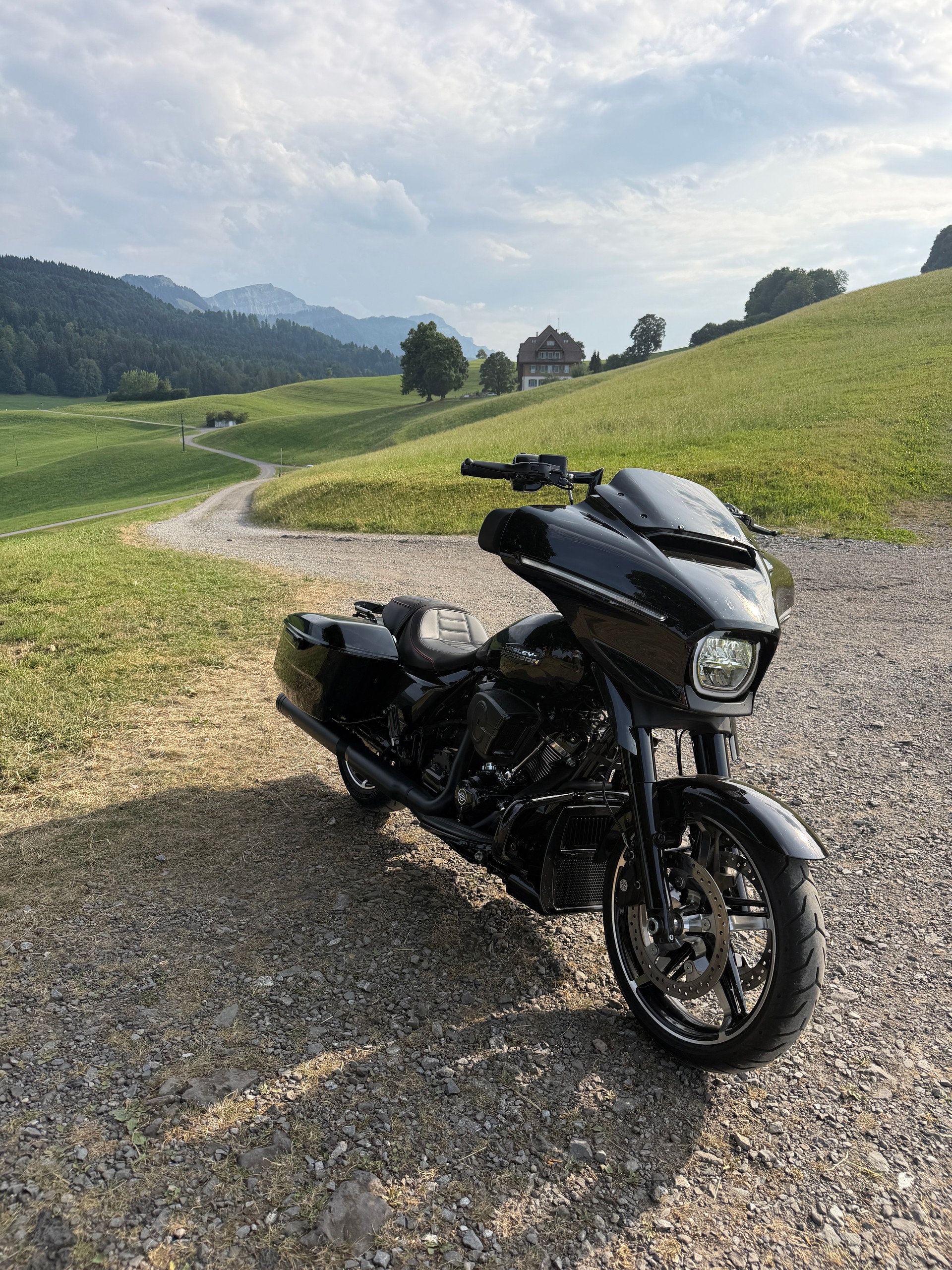 HARLEY-DAVIDSON FLHX Street Glide Black Finish 117